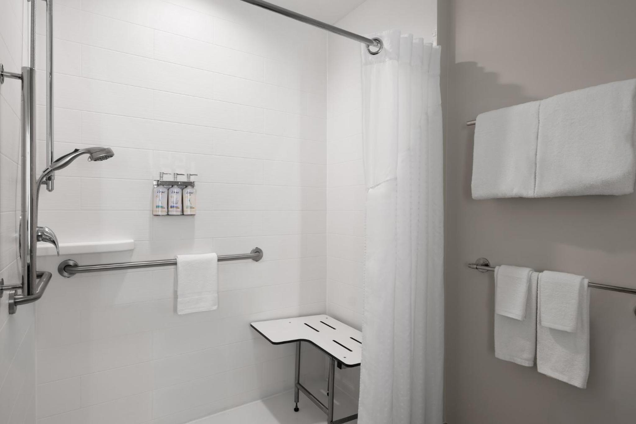 Standard Queen Room with Two Queen Beds and Mobility Accessible Tub