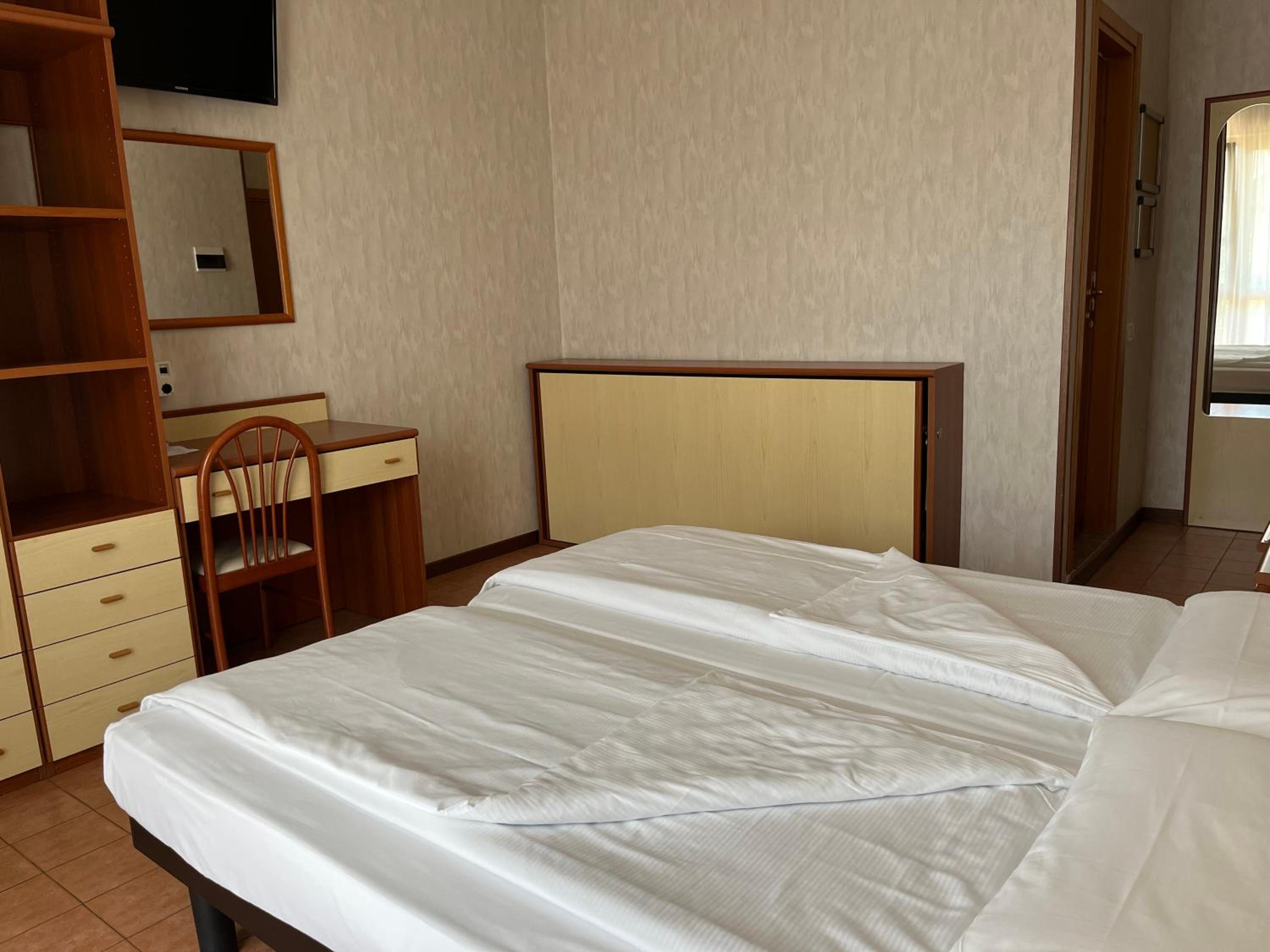 Standard Triple Room - Photo 4