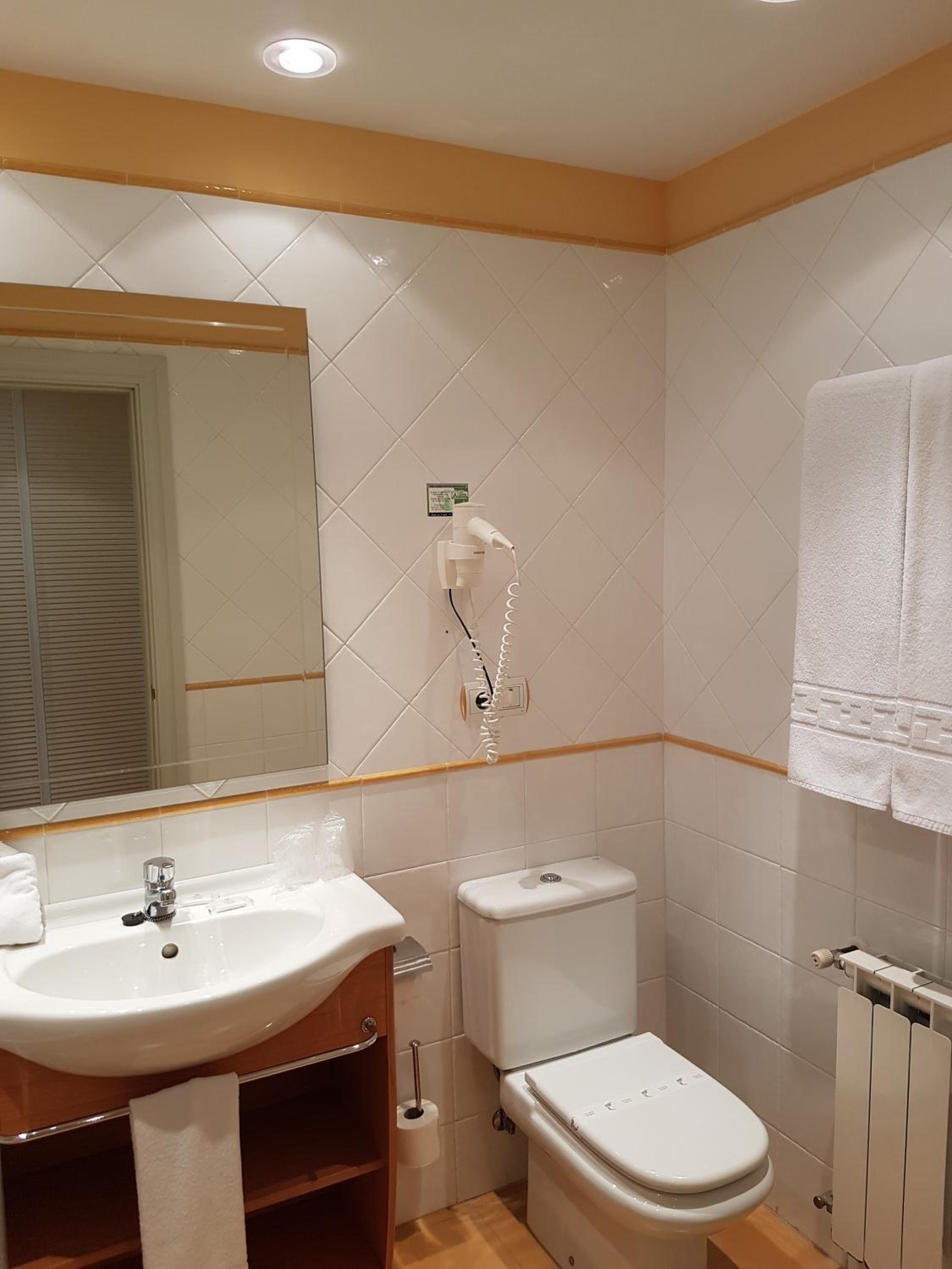 Standard Double or Twin Room - Photo 4