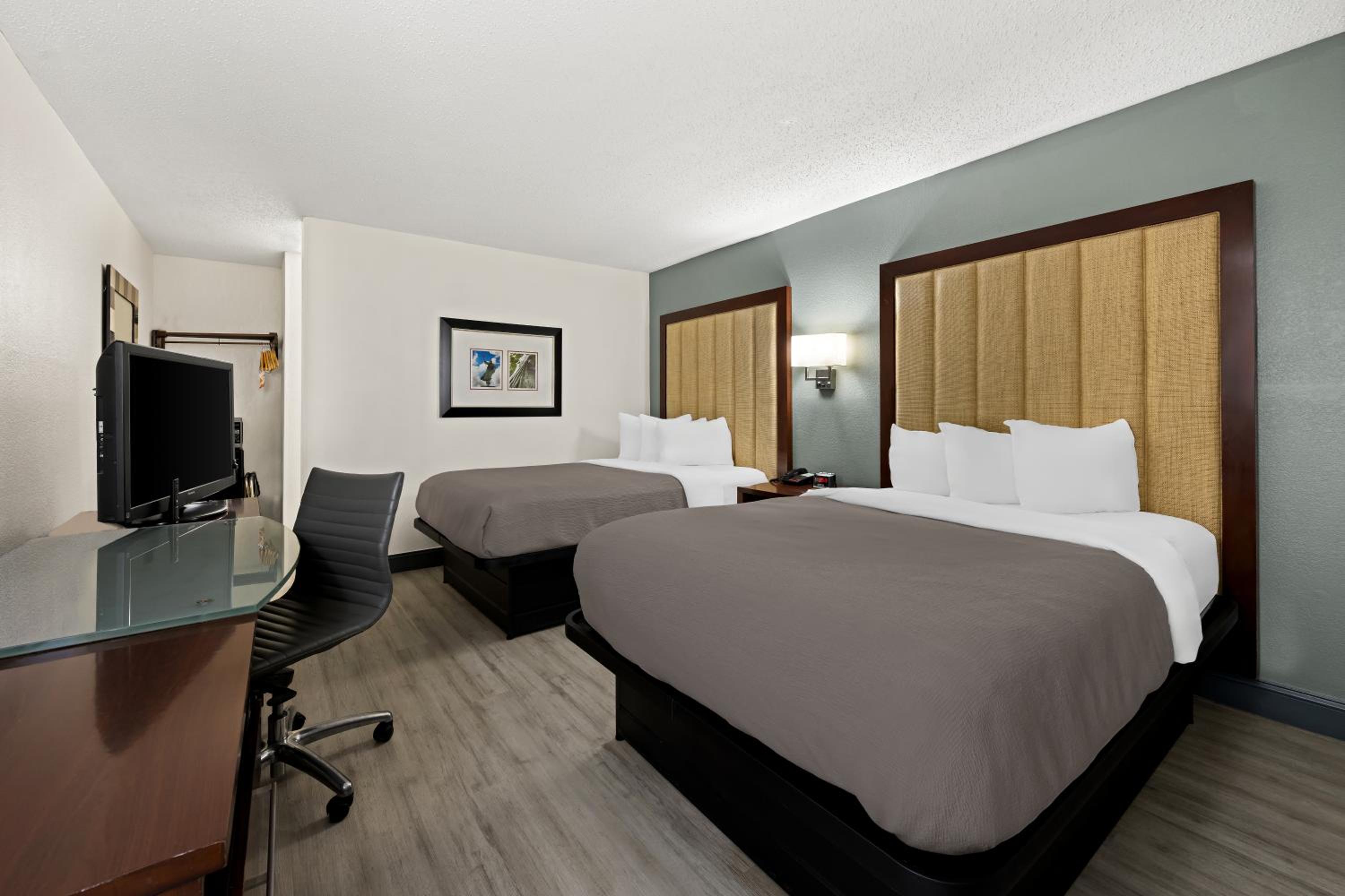 Quadruple Room - Non Smoking/Interior Hall - Photo 1