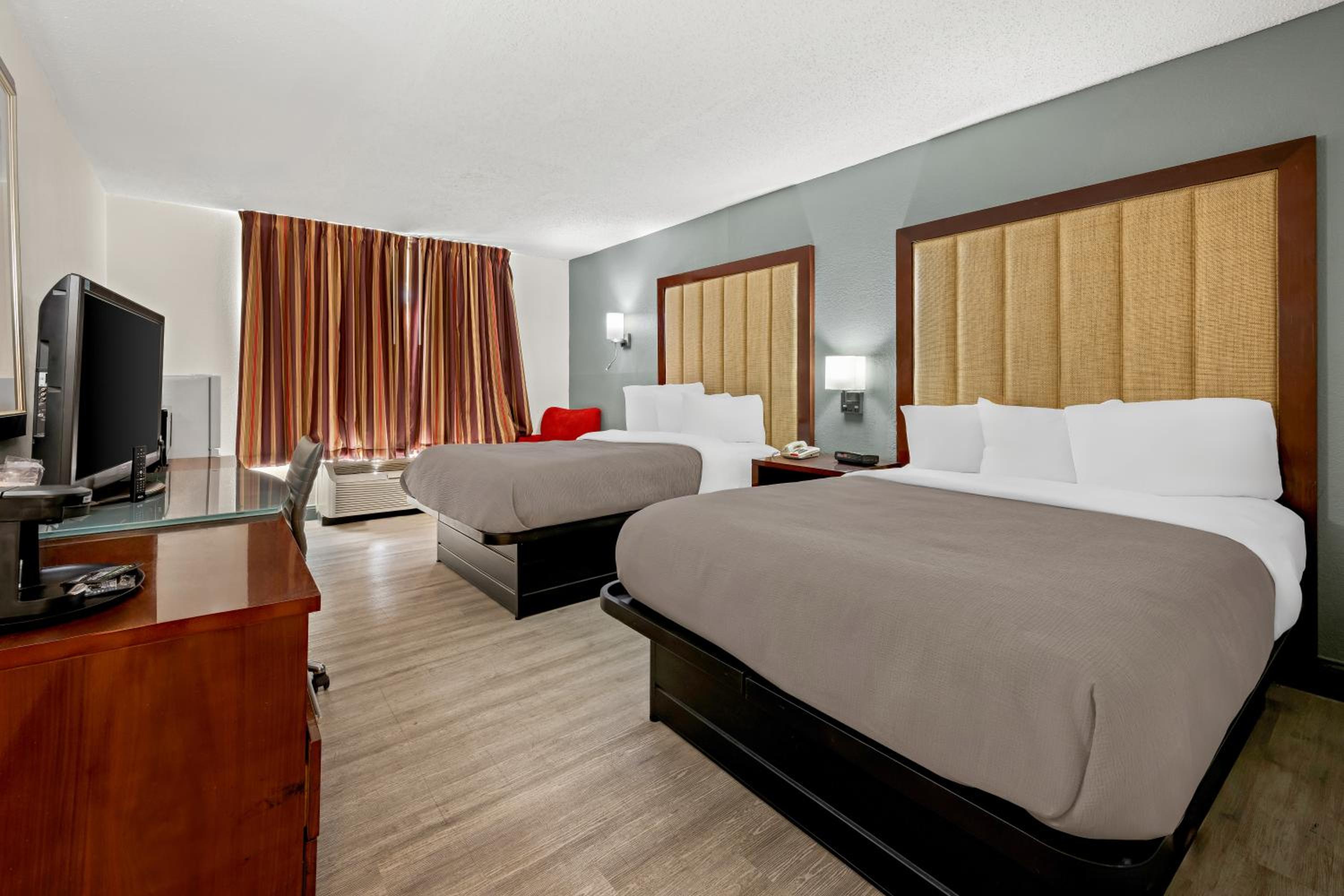 Quadruple Room - Non Smoking/Interior Hall - Photo 2