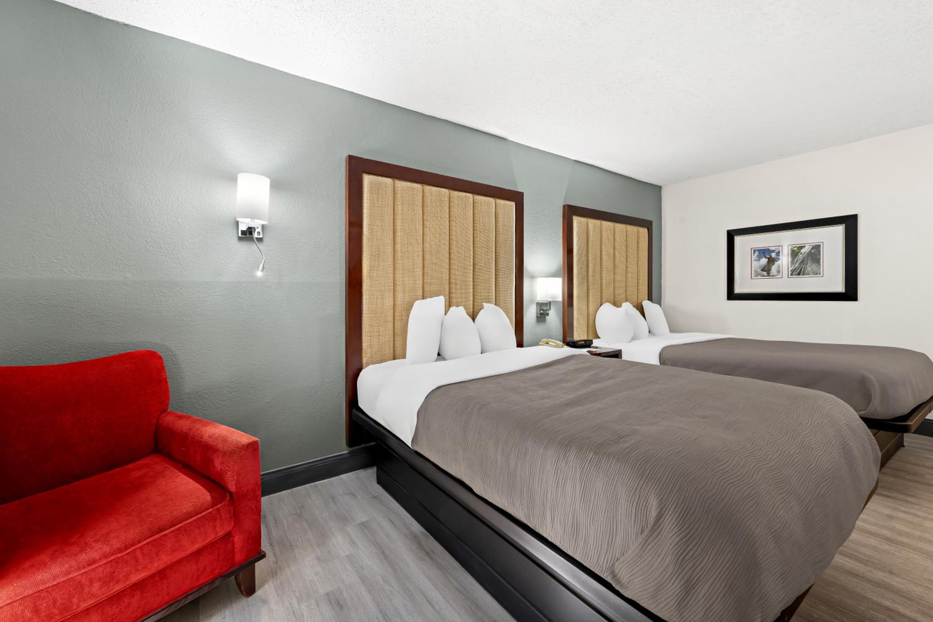 Quadruple Room - Non Smoking/Interior Hall - Photo 3