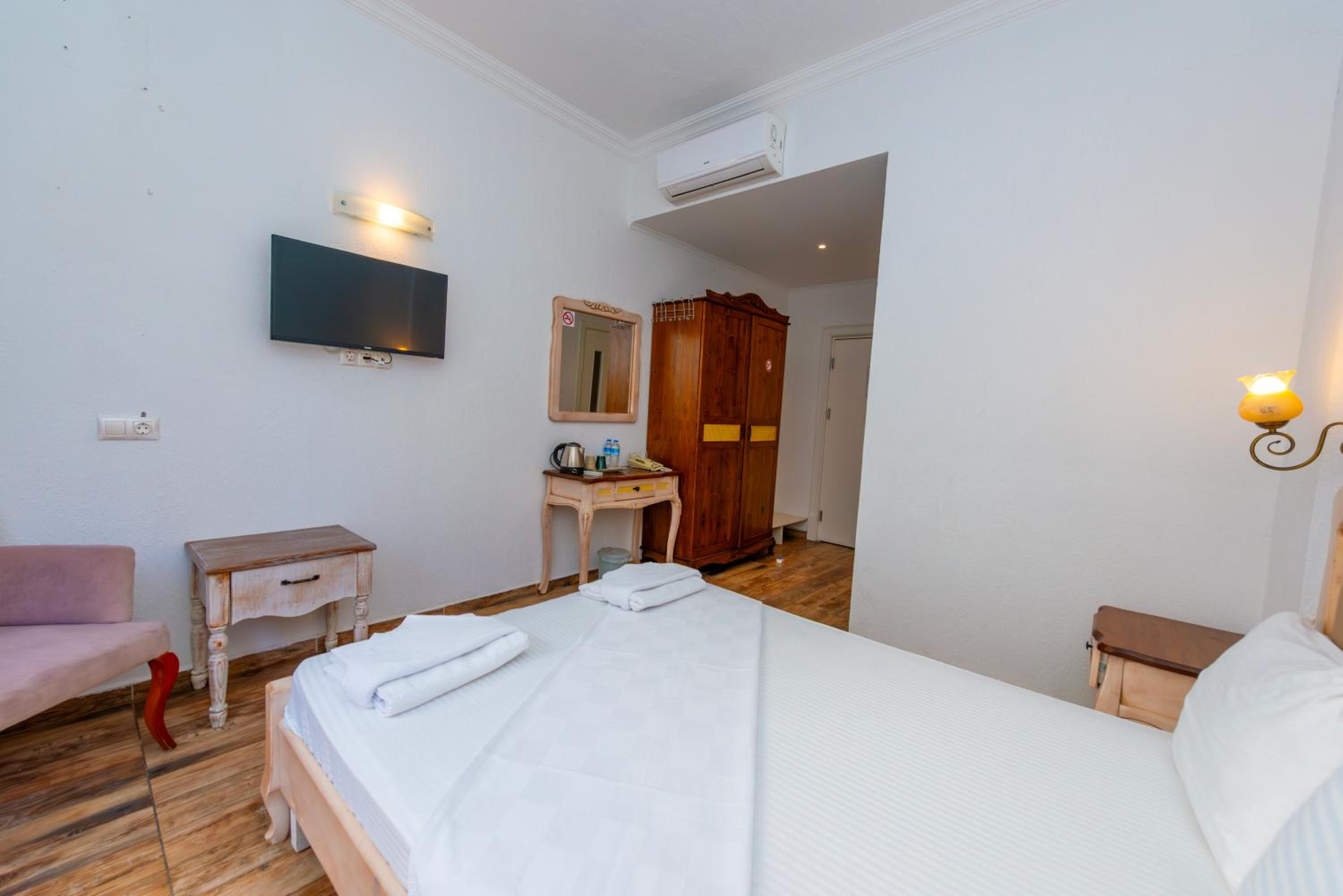 Double or Twin Room with Pool View - Photo 5