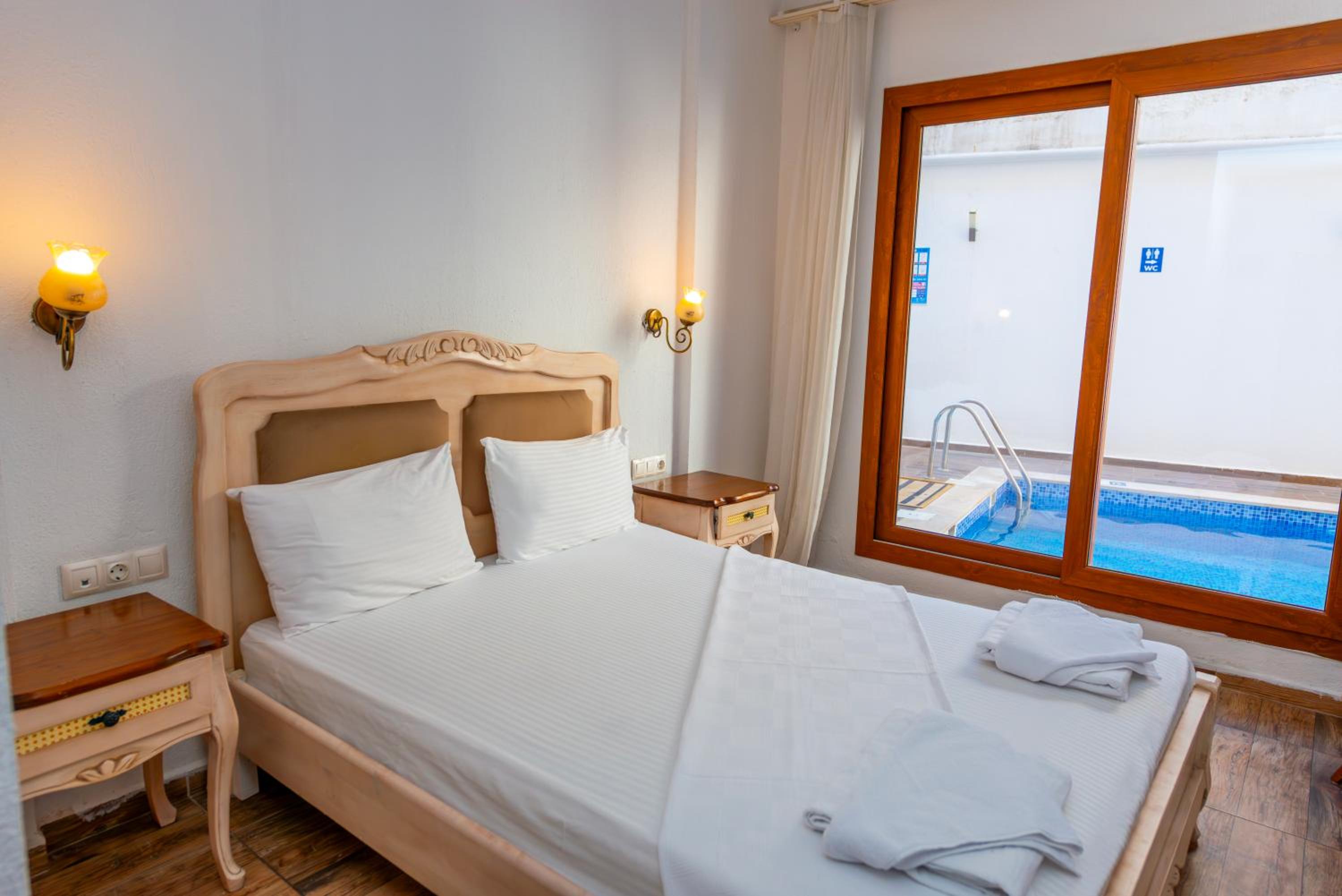 Double or Twin Room with Pool View - Photo 4
