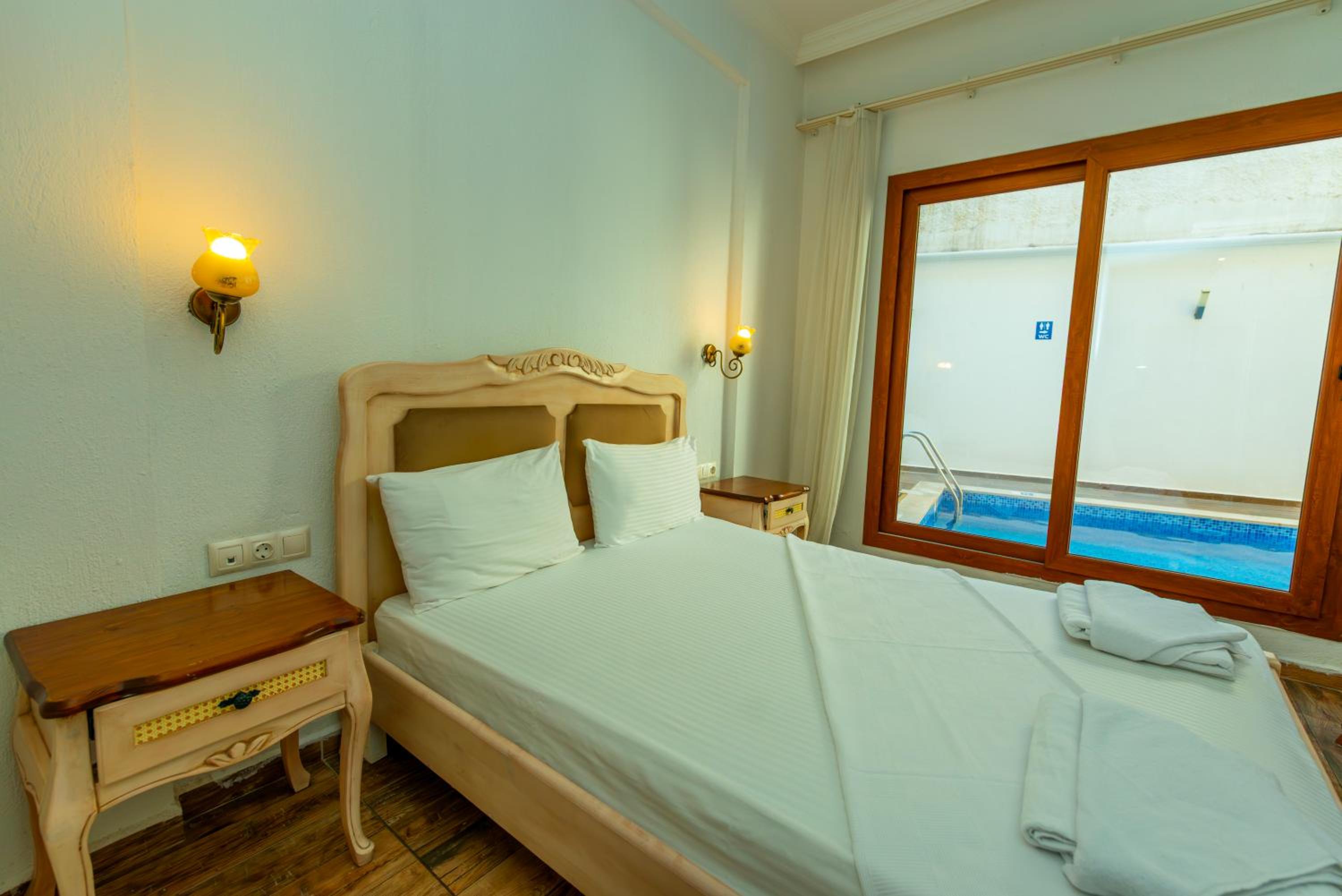Double or Twin Room with Pool View - Photo 3