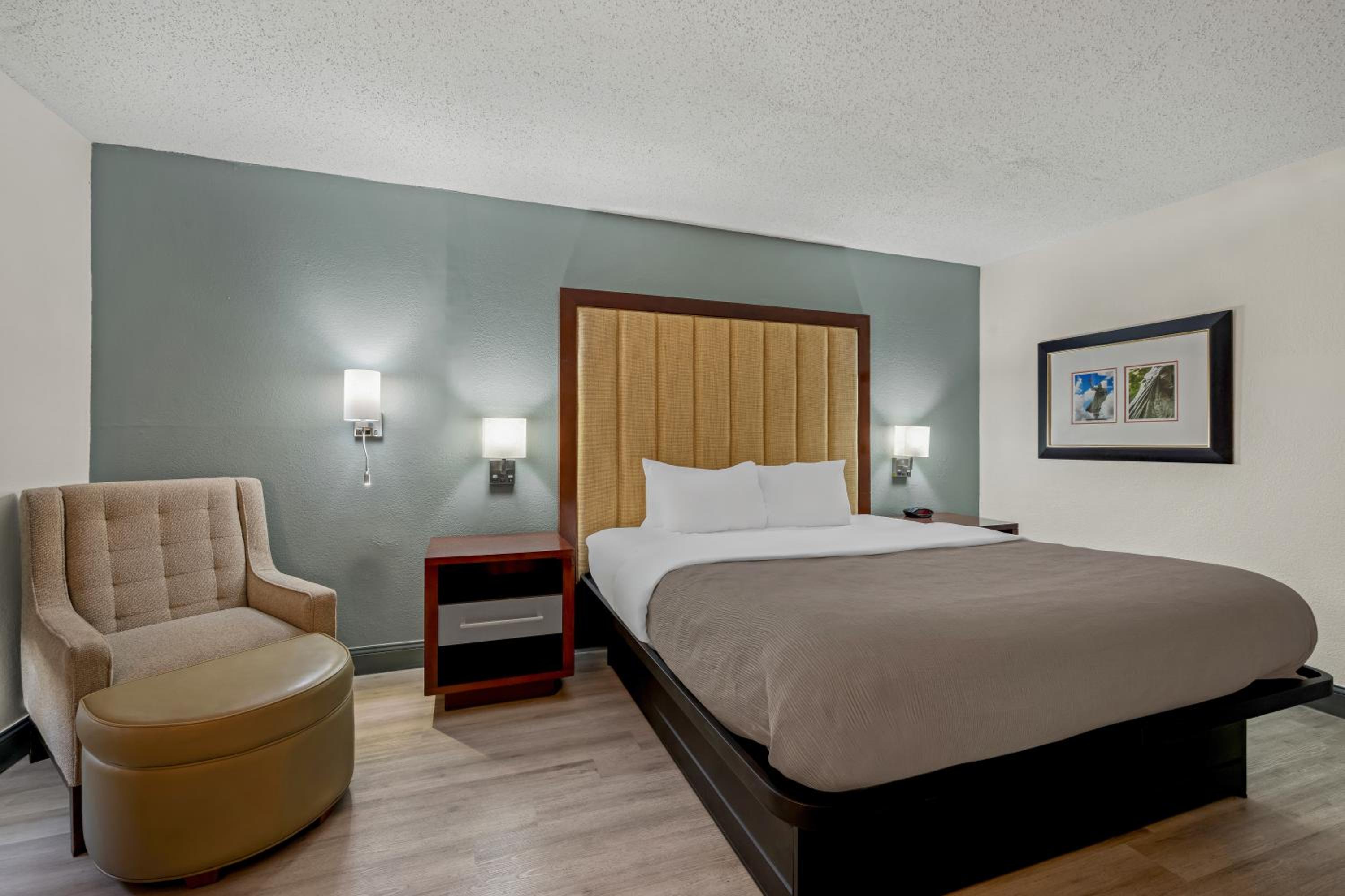 King Room - Non Smoking/Interior Hall - Photo 2