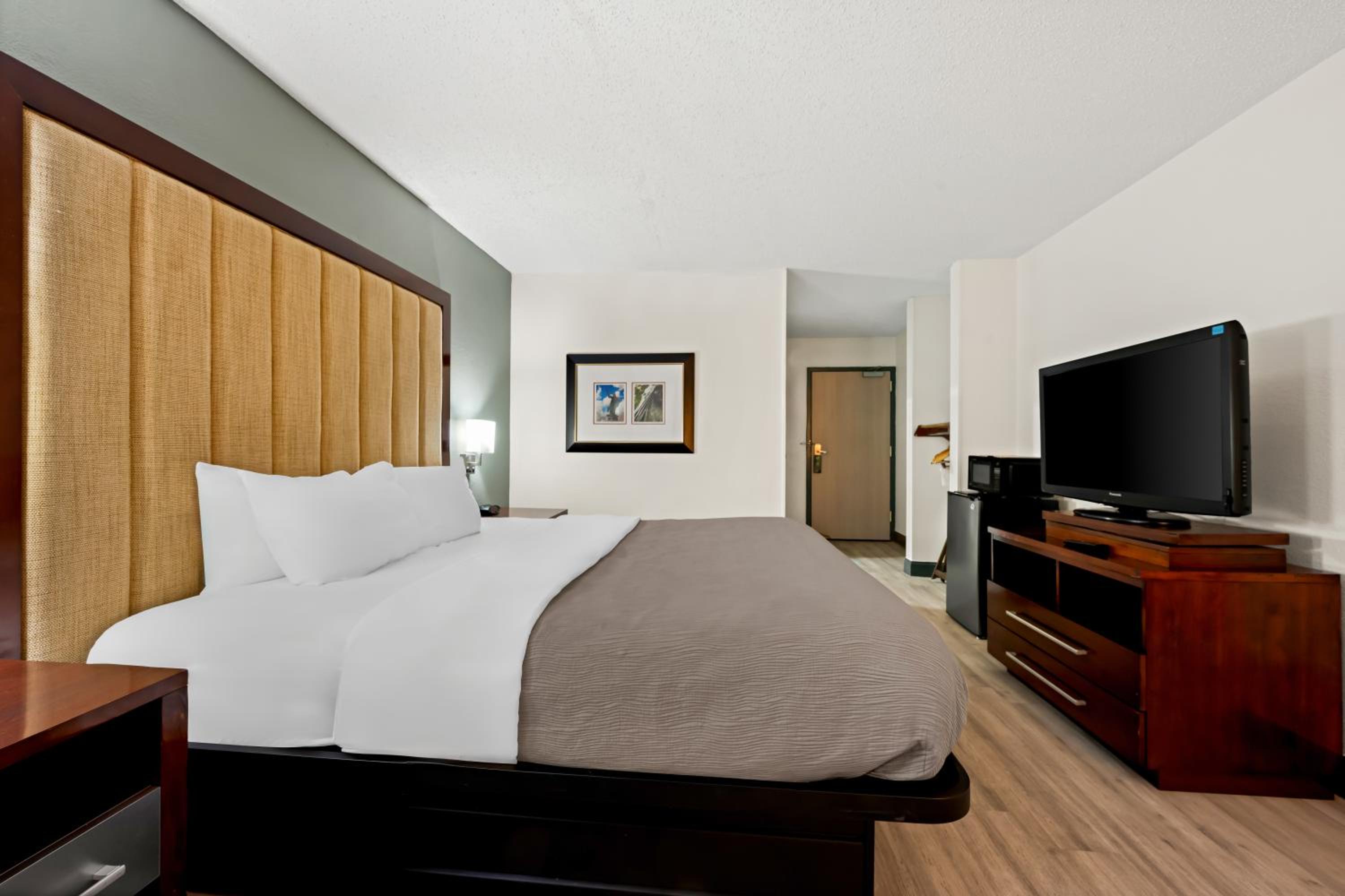 King Room - Non Smoking/Interior Hall - Photo 1
