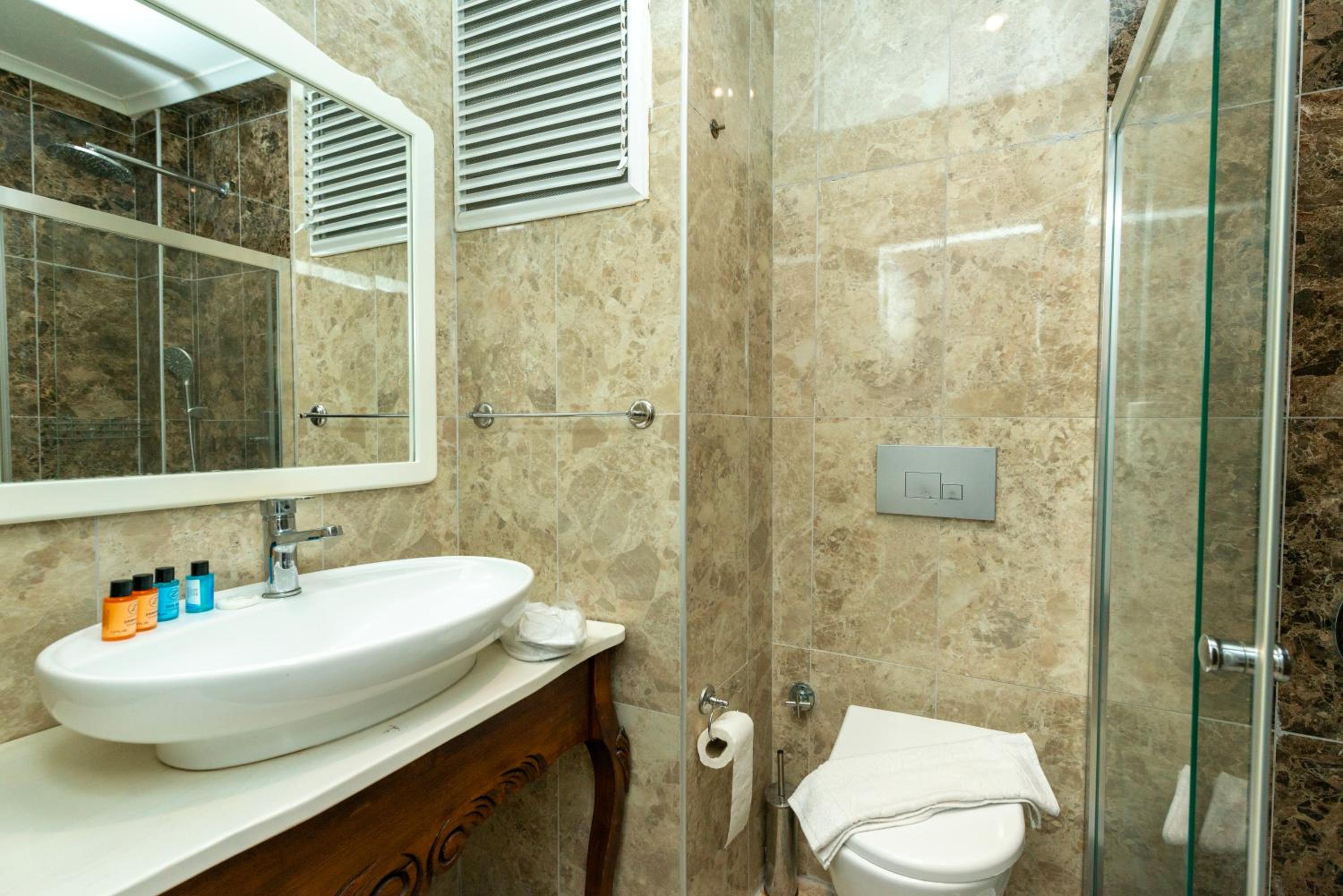 Double or Twin Room with Pool View - Photo 7