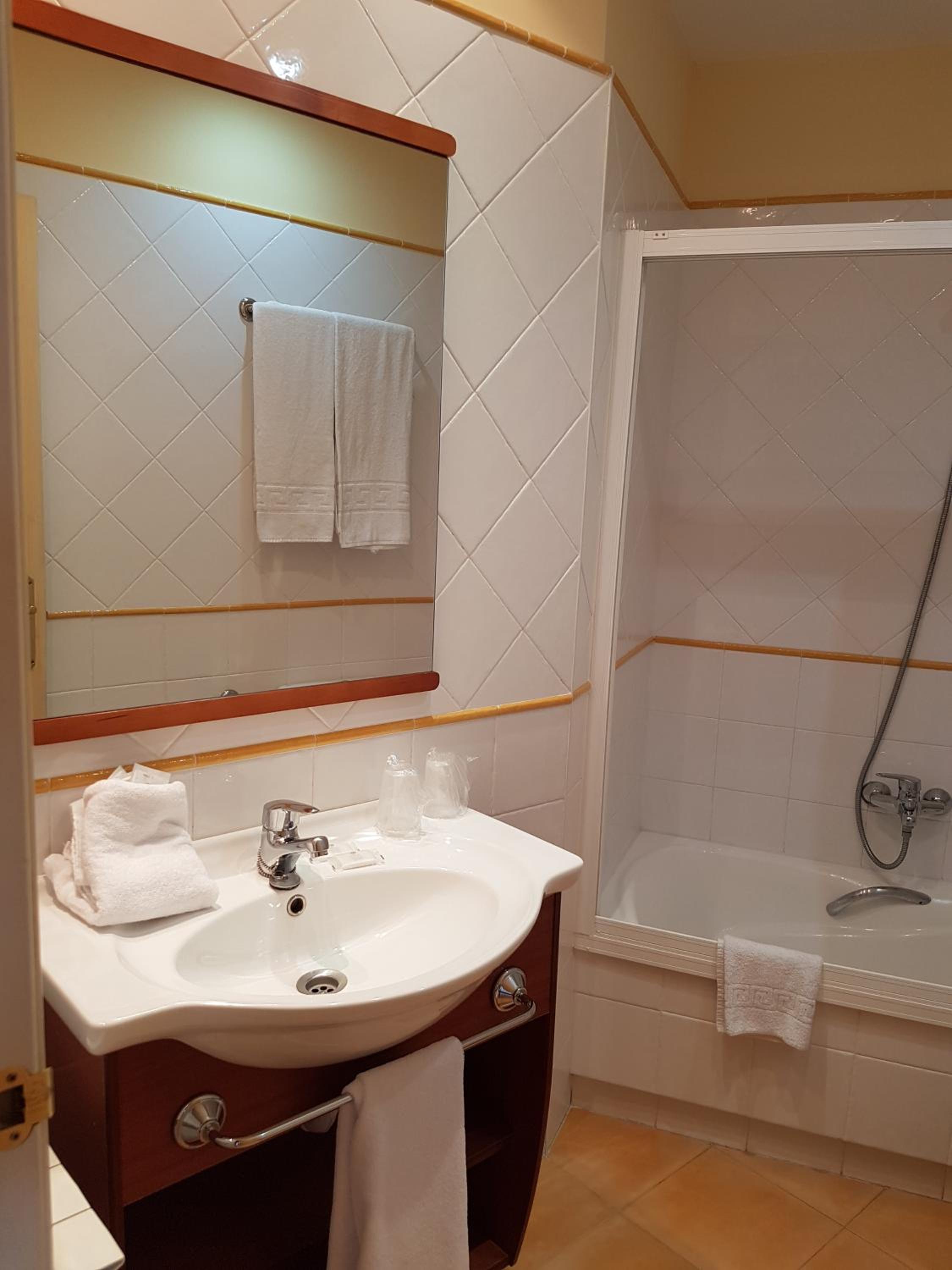 Standard Double or Twin Room - Photo 2