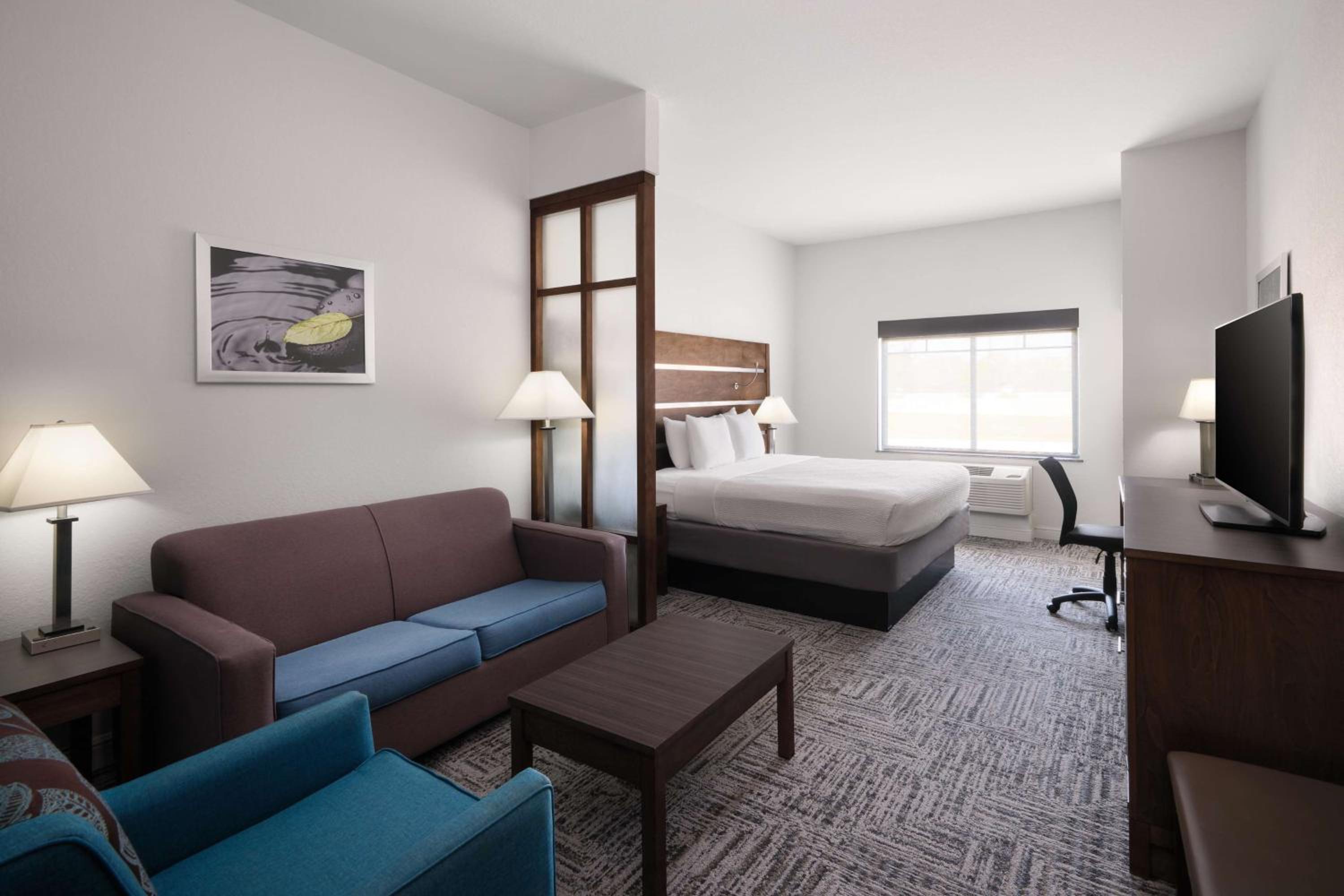 King Suite with Bath Tub and Sofa Bed - Disability Access/Non-Smoking photo 1