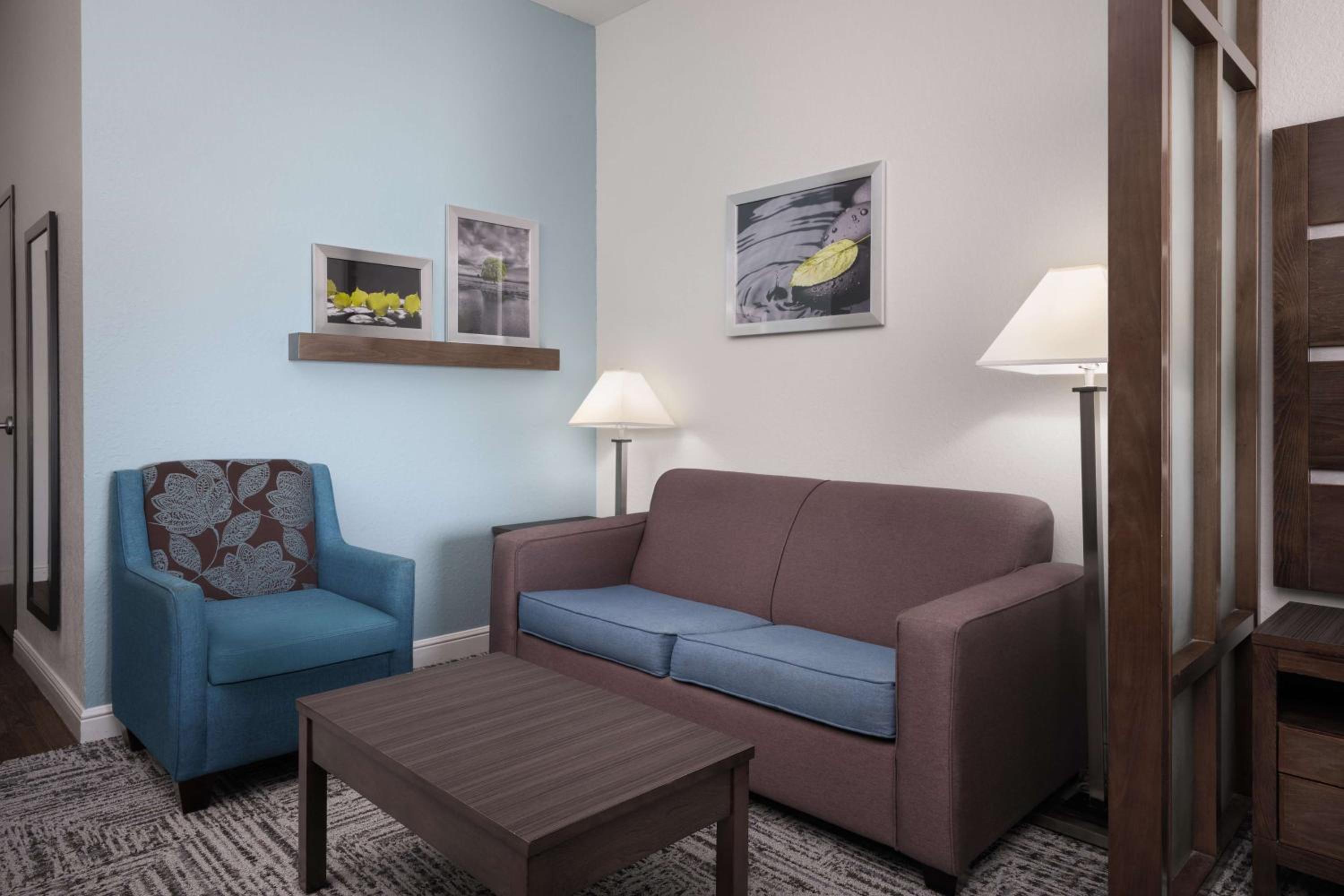 King Suite with Bath Tub and Sofa Bed - Disability Access/Non-Smoking photo 2