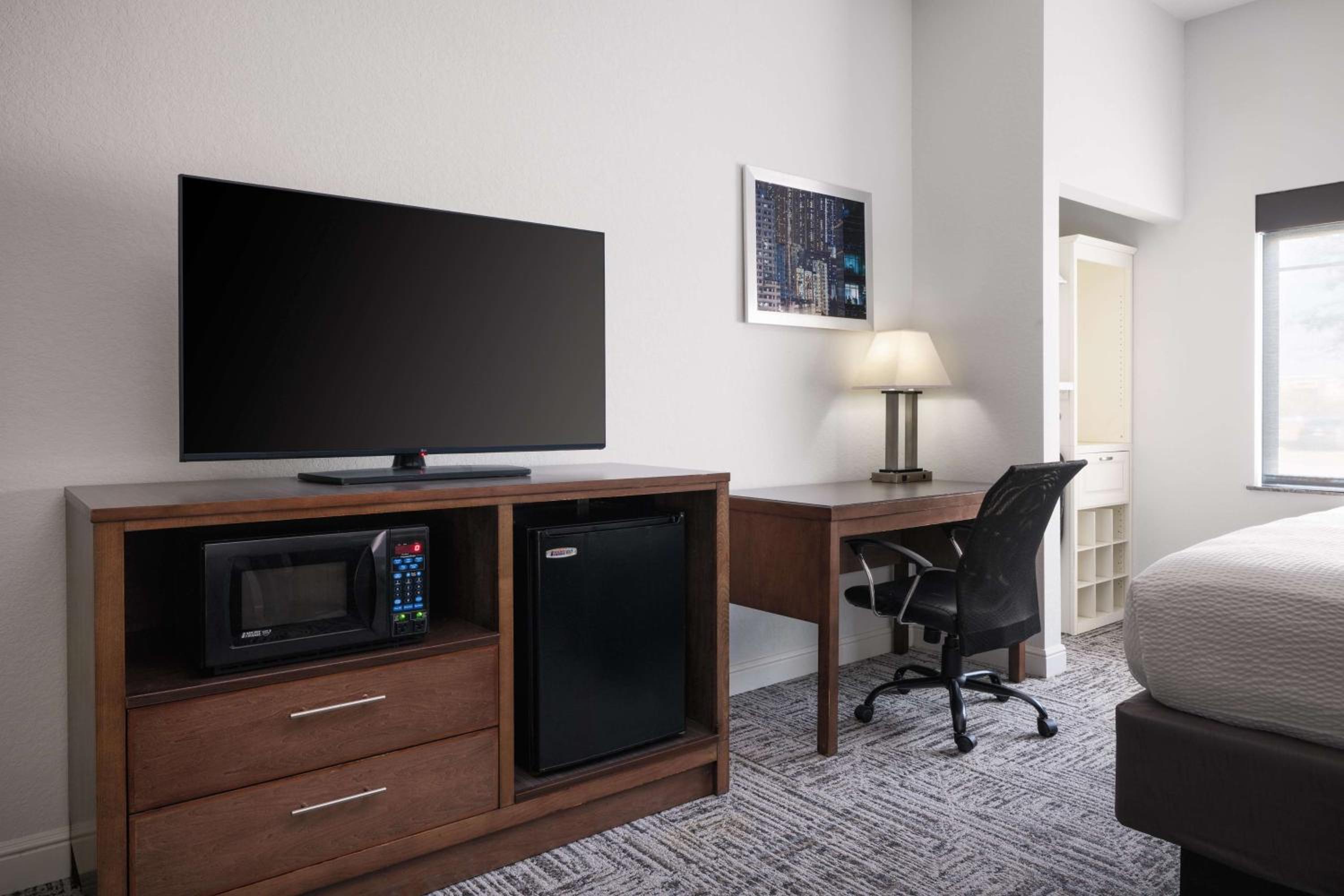 King Suite with Roll-In Shower and Sofa Bed - Disability Access/Non-Smoking photo 3