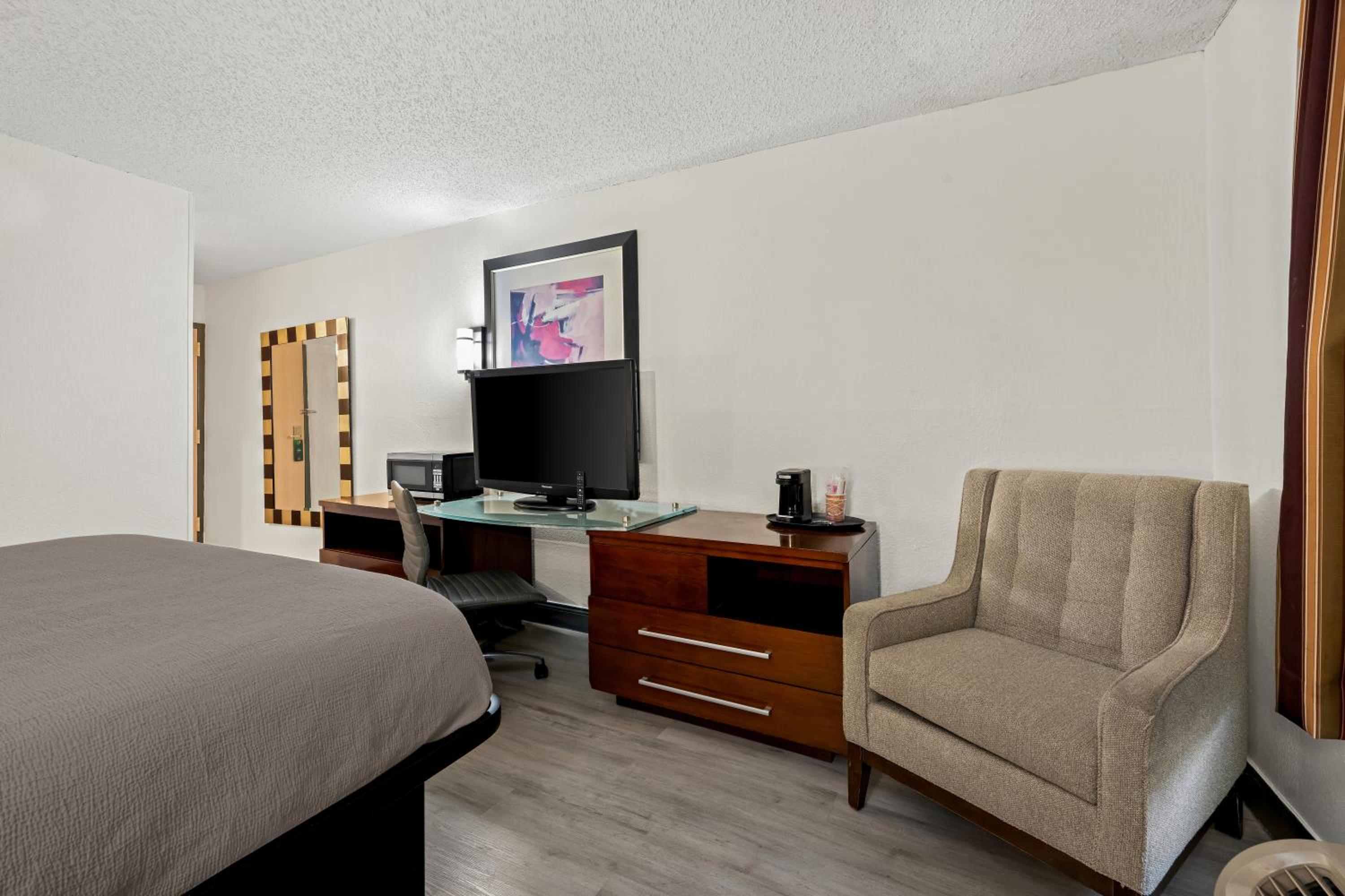 King Room - Non Smoking/Interior Hall - Photo 5