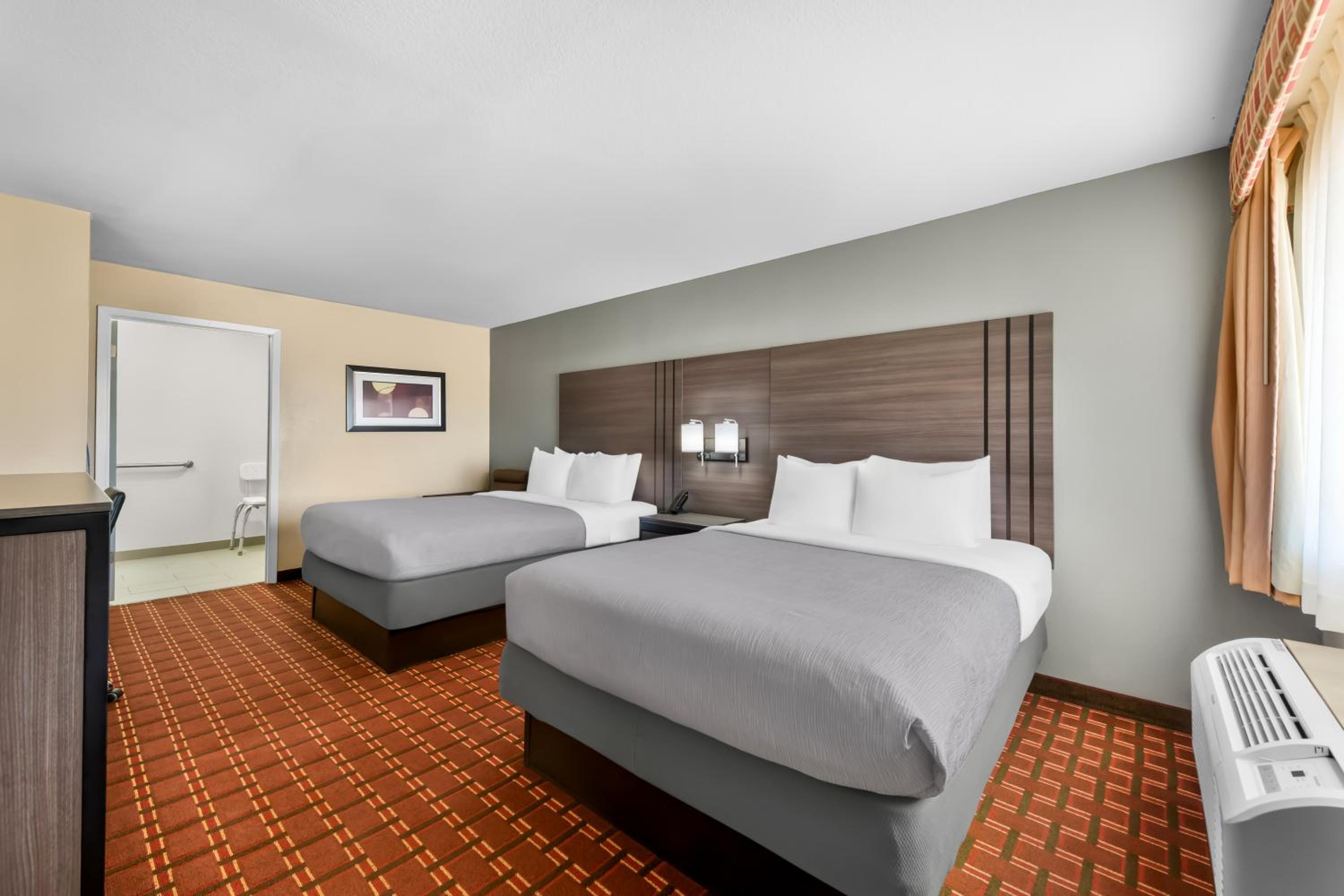 Queen Room with Two Queen Beds - Non-Smoking - Photo 1