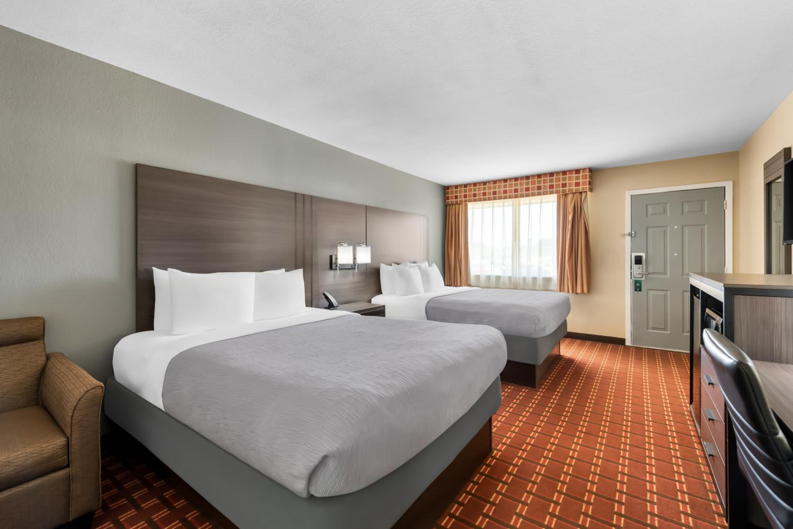 Queen Room with Two Queen Beds - Non-Smoking - Photo 2