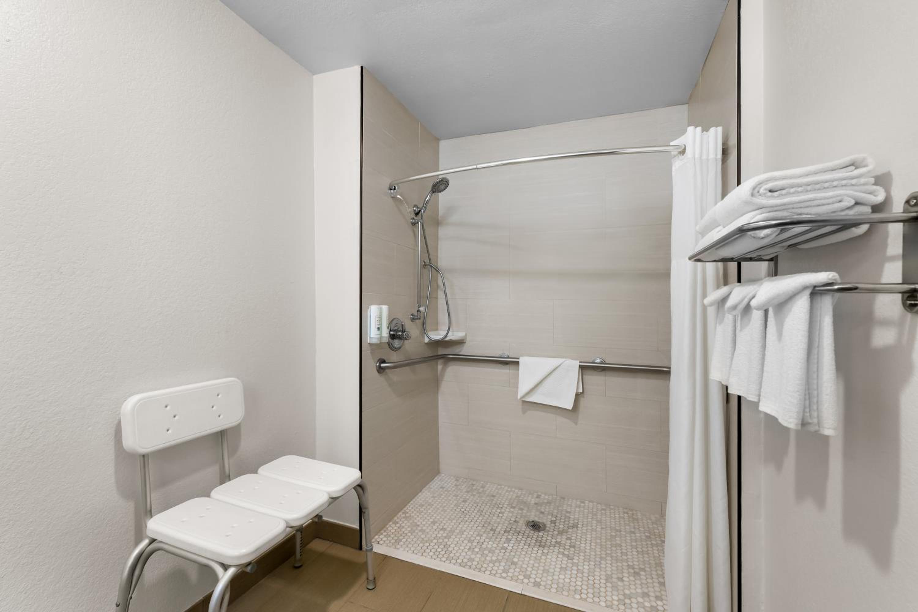 Queen Room with Two Queen Beds - Accessible/Non-Smoking  - Photo 2