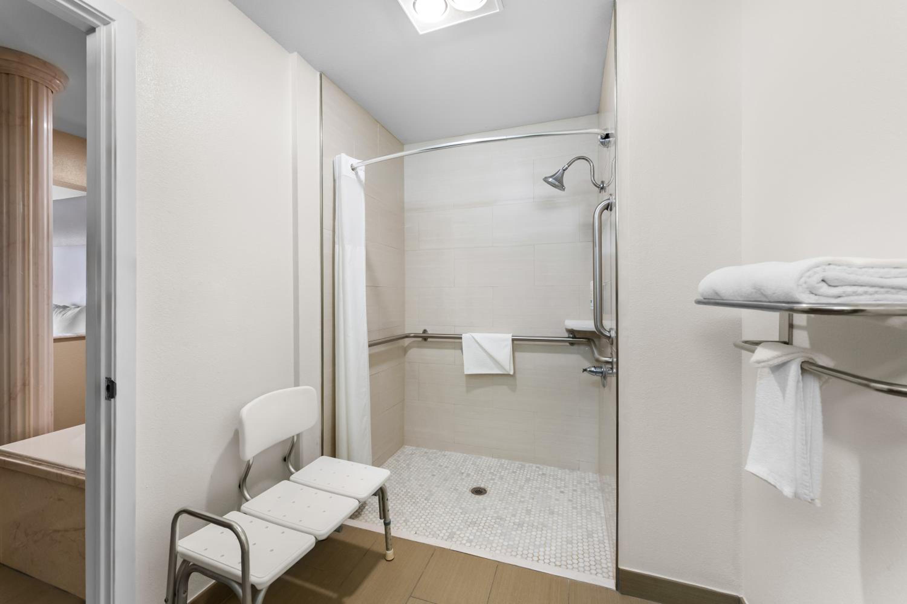 Queen Room with Two Queen Beds - Accessible/Non-Smoking  - Photo 3
