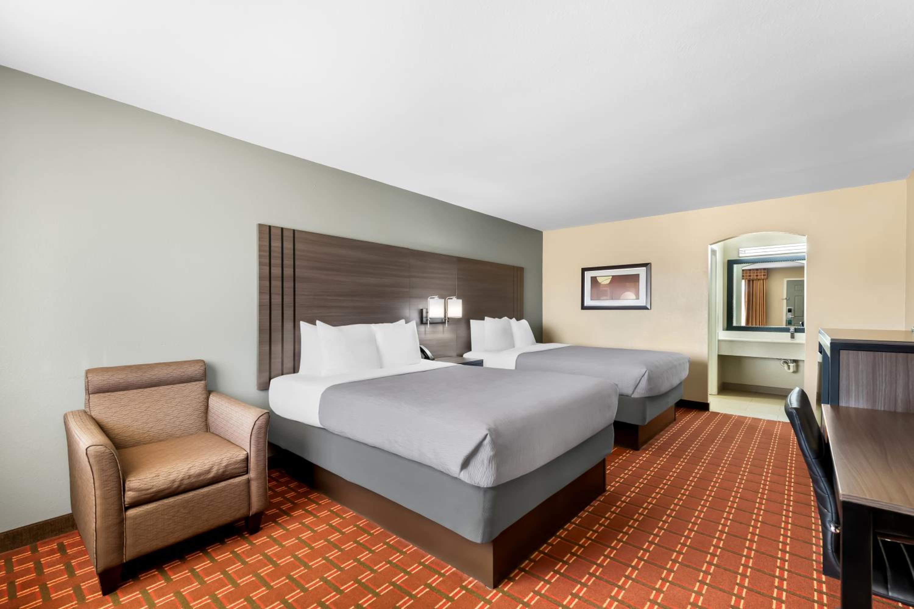 Queen Room with Two Queen Beds - Non-Smoking - Photo 3