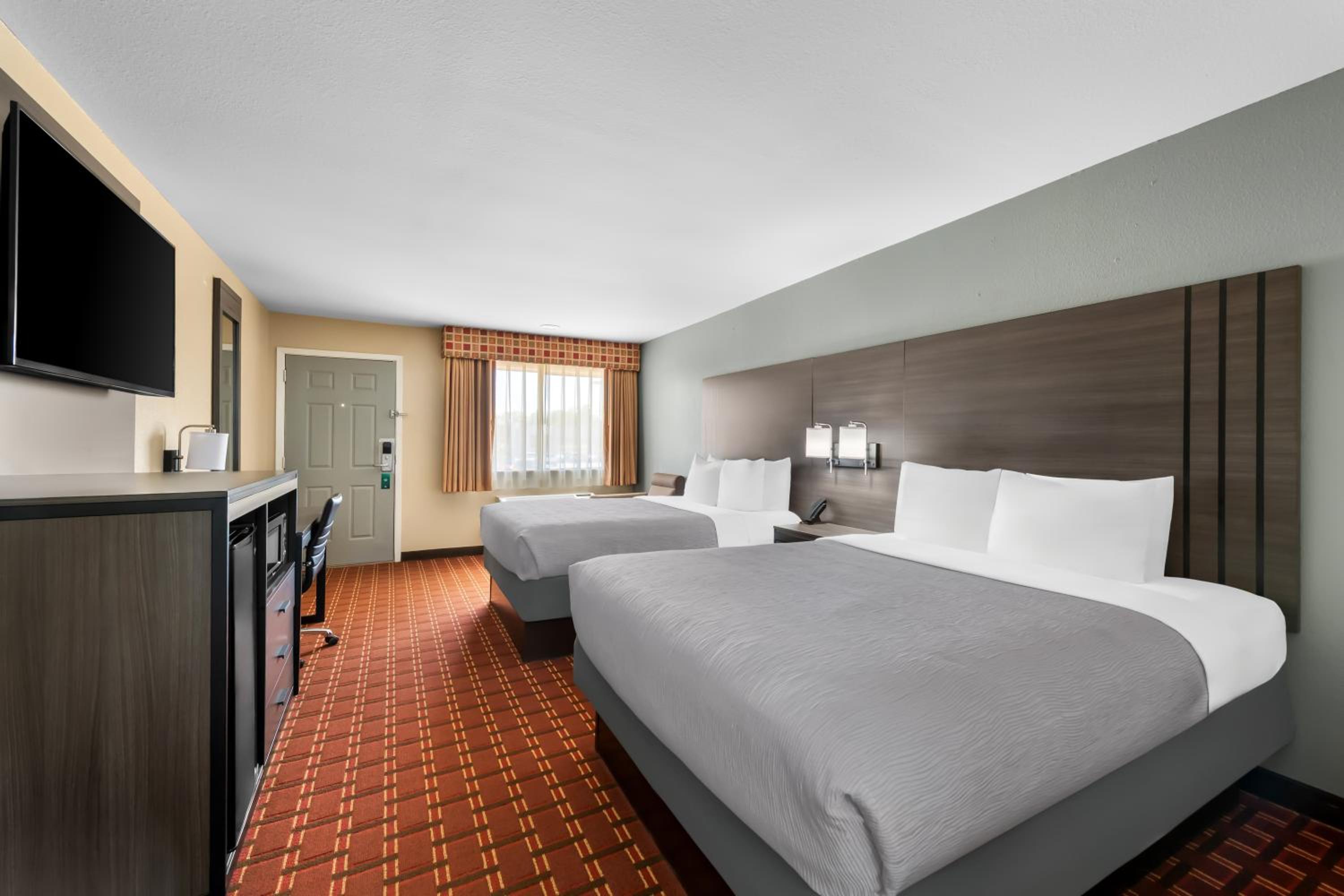 Queen Room with Two Queen Beds - Non-Smoking - Photo 4