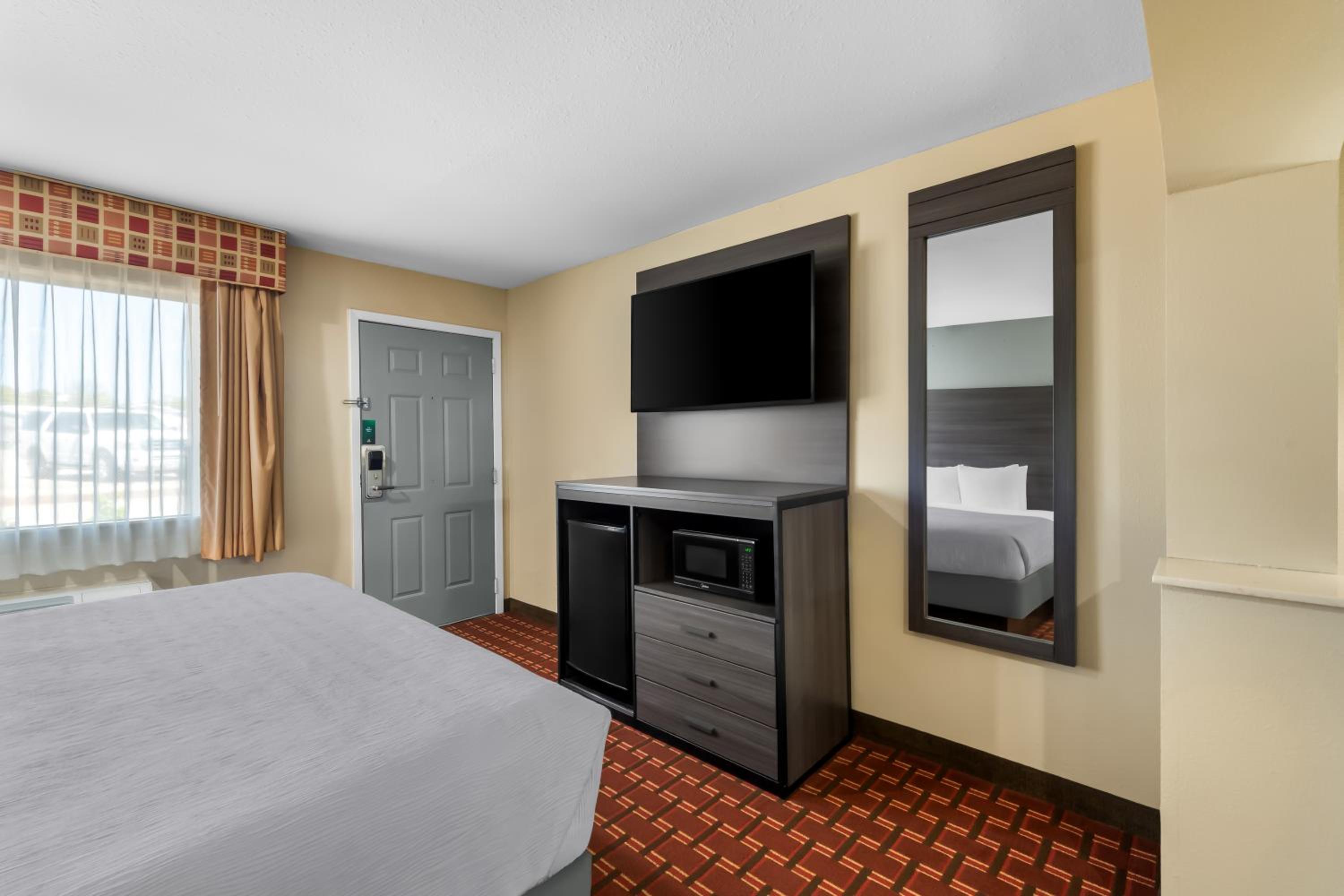 King Room - Non-Smoking - Photo 8