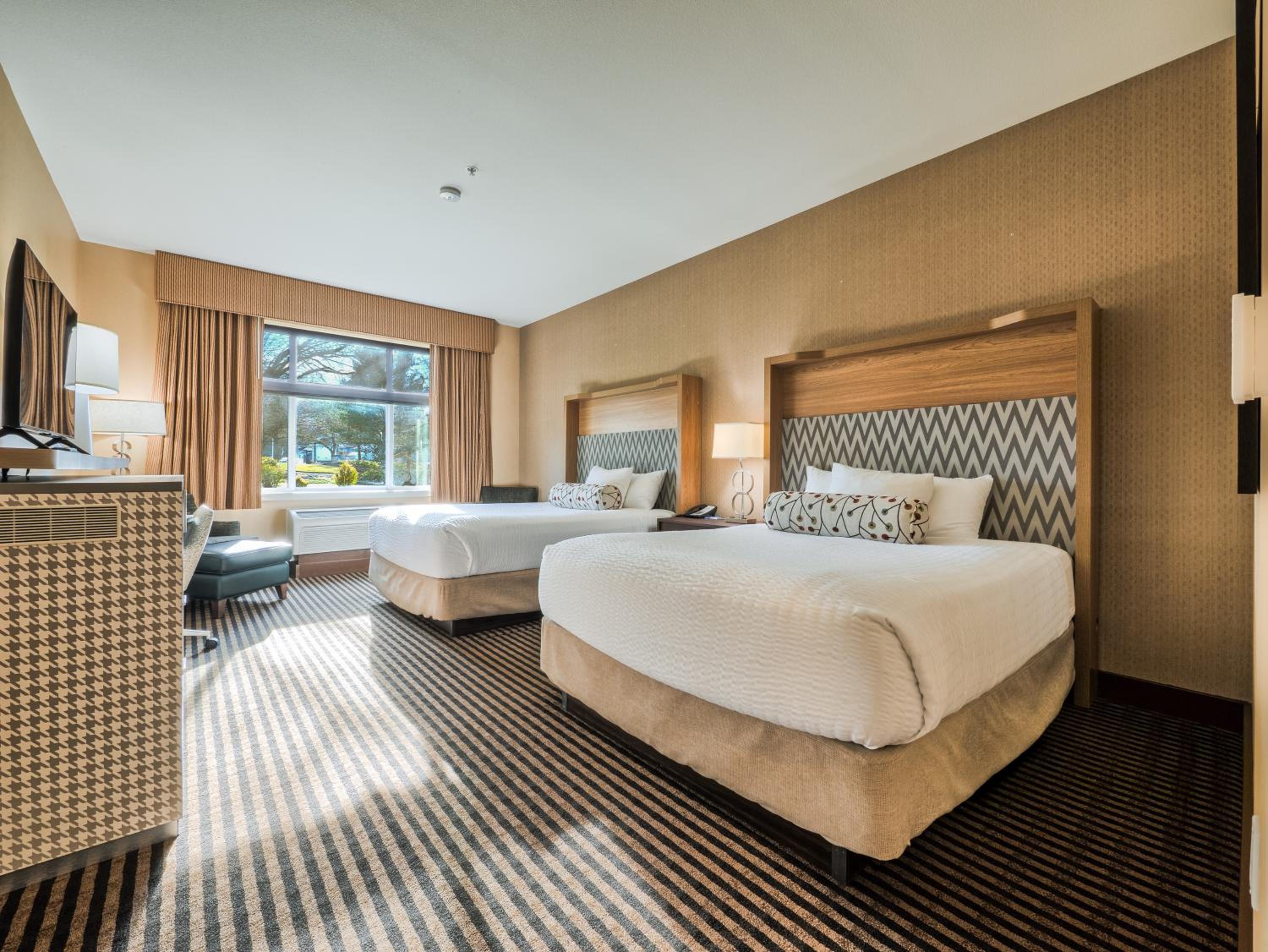 Standard Queen Room with Two Queen Beds photo 2