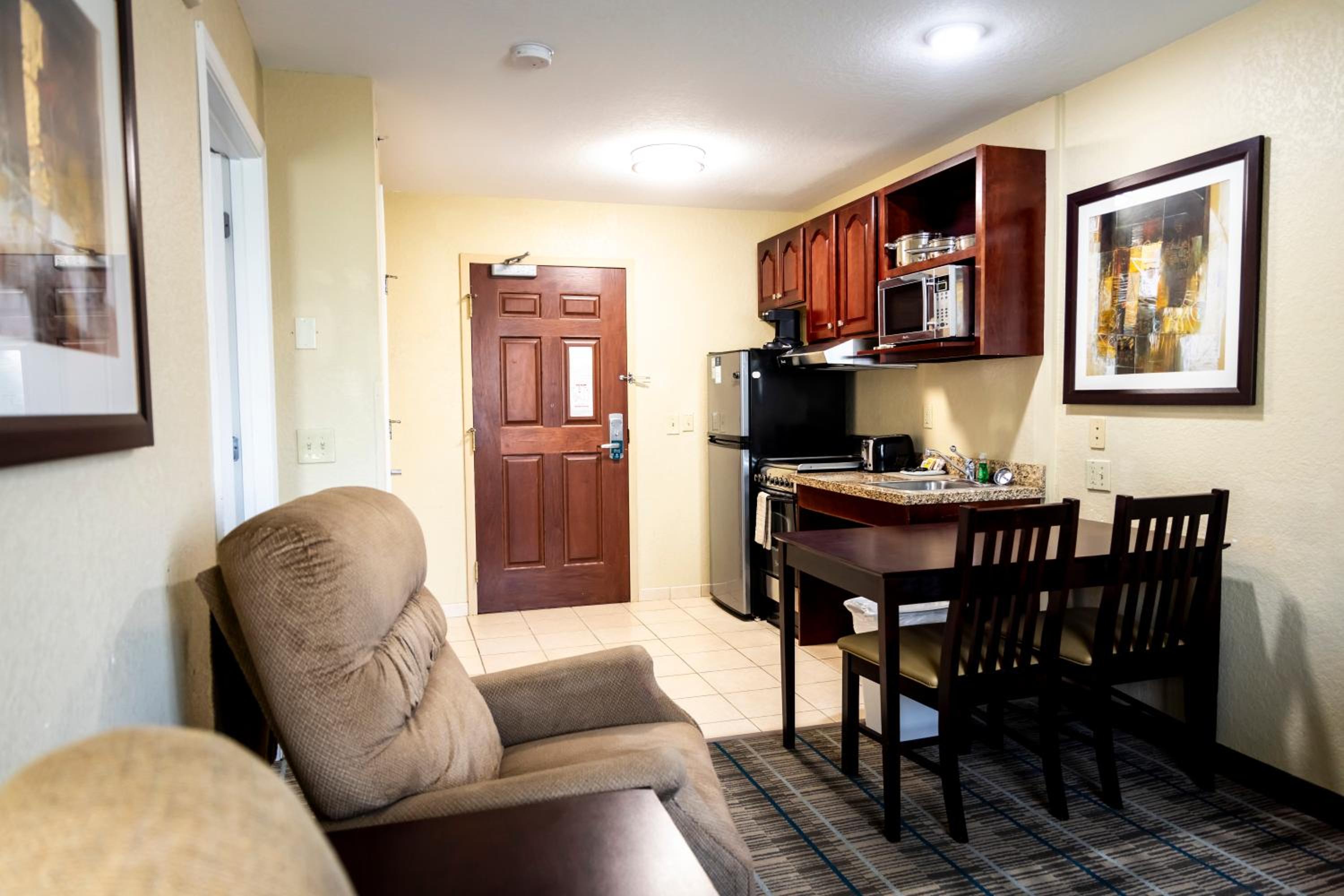 Efficiency King Suite - Non-Smoking - Photo 3