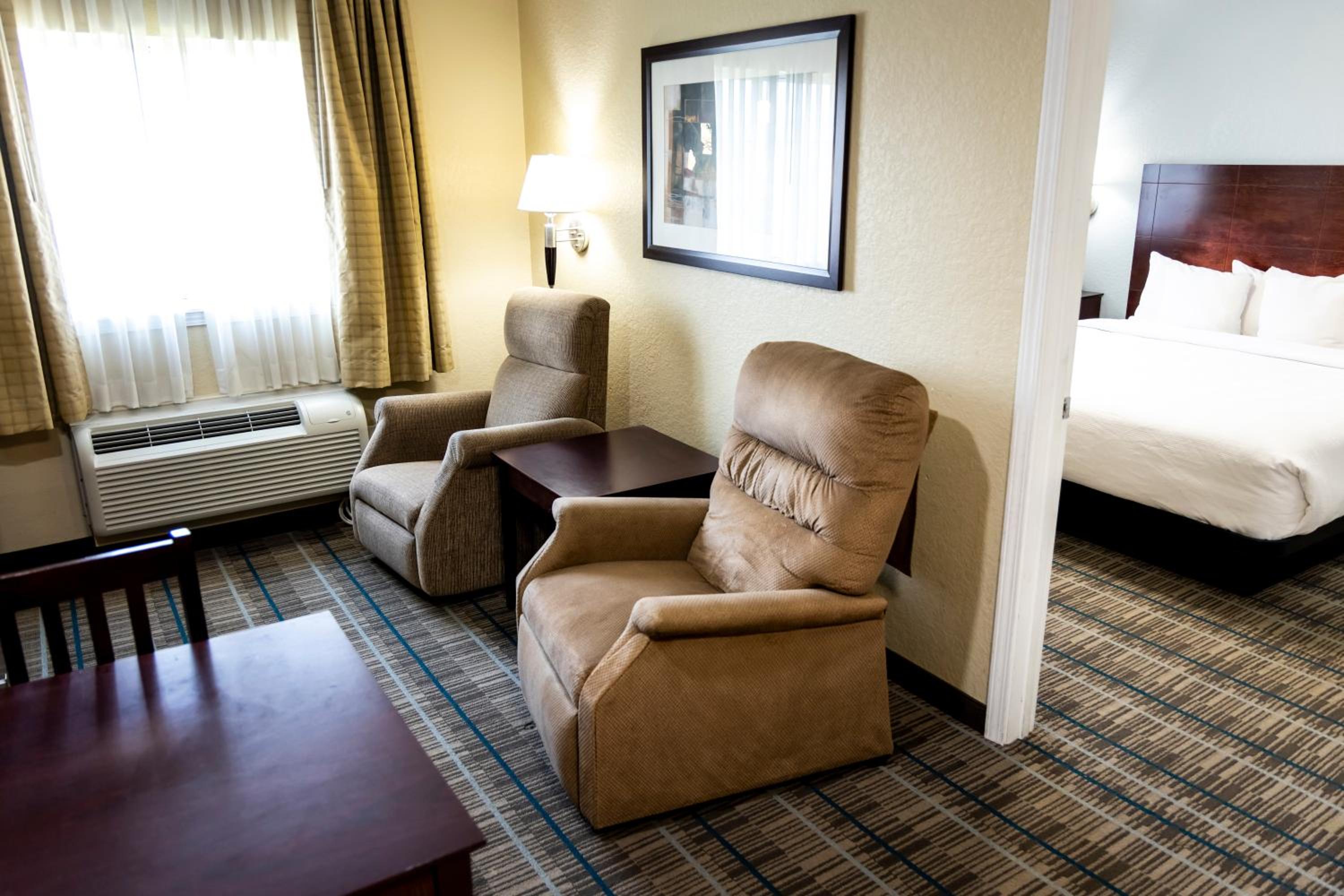Efficiency King Suite - Non-Smoking - Photo 5