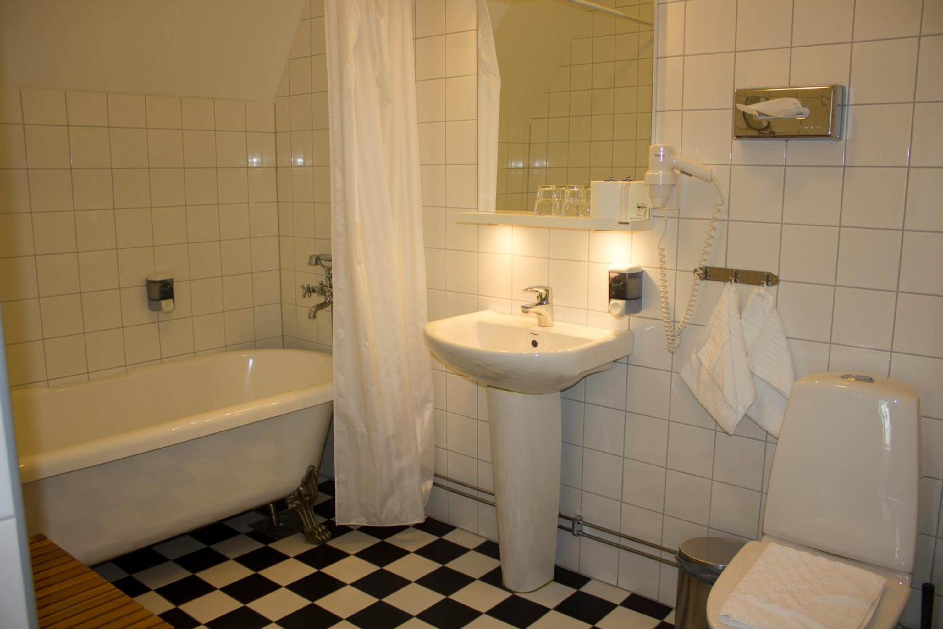 Double Room with Bath - Photo 2