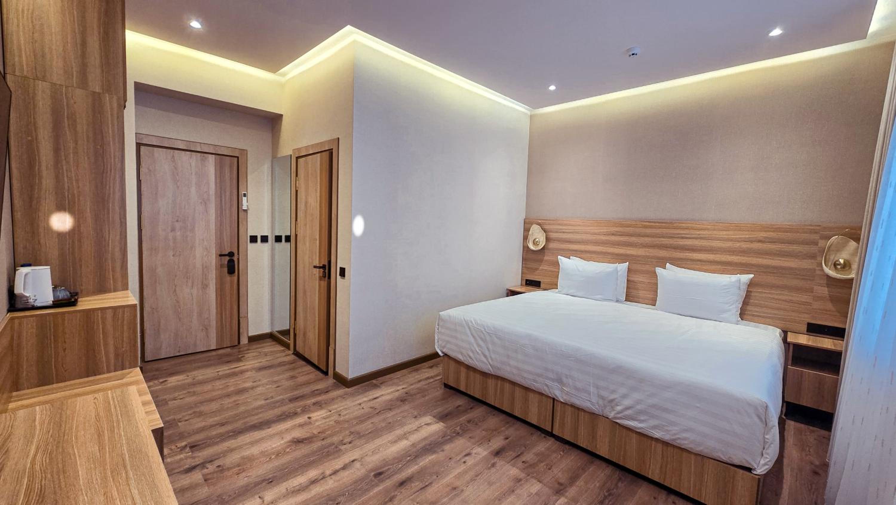 Deluxe Double or Twin Room with City View