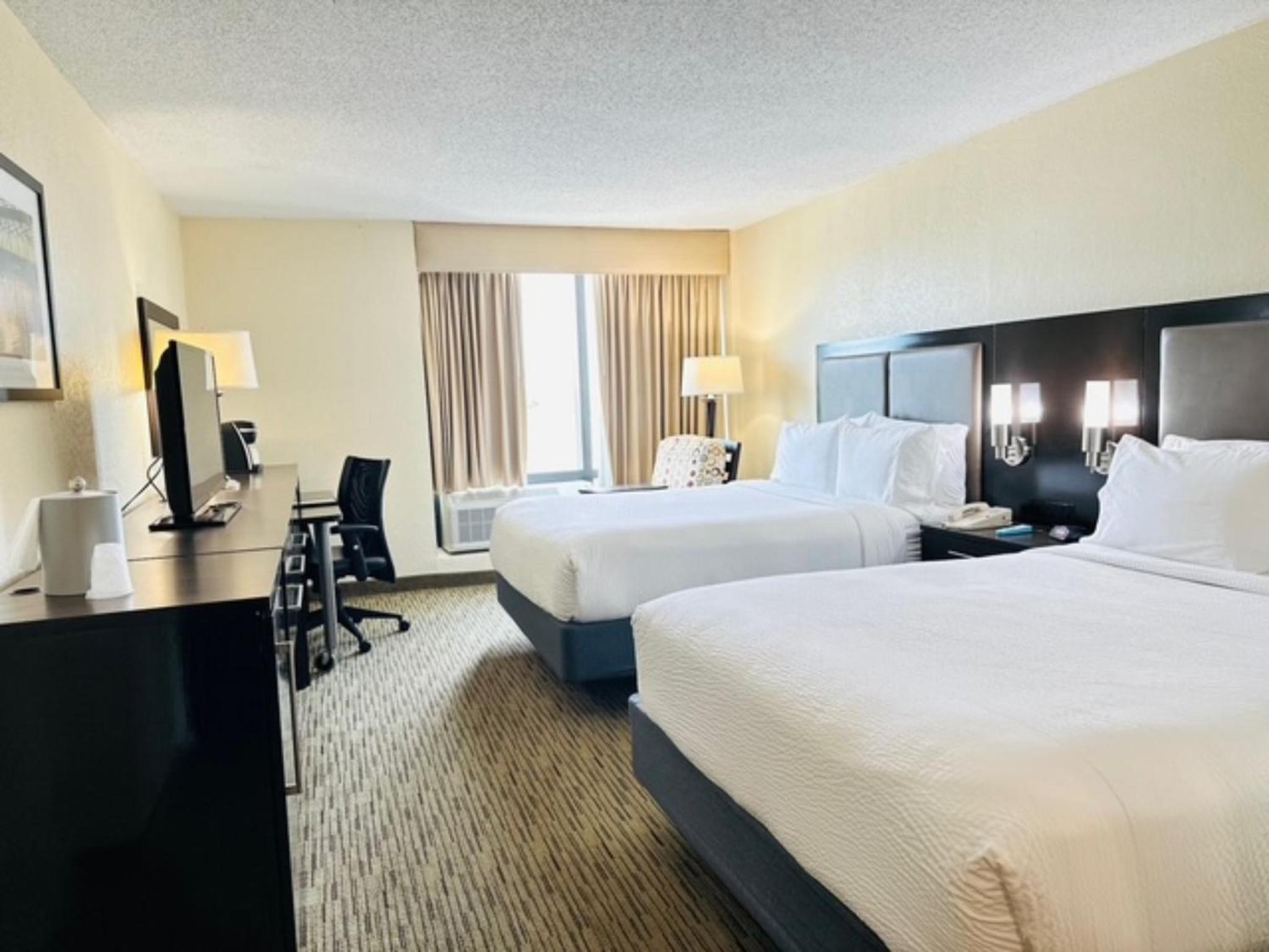 Premium Queen Room with Two Queen Beds photo 3