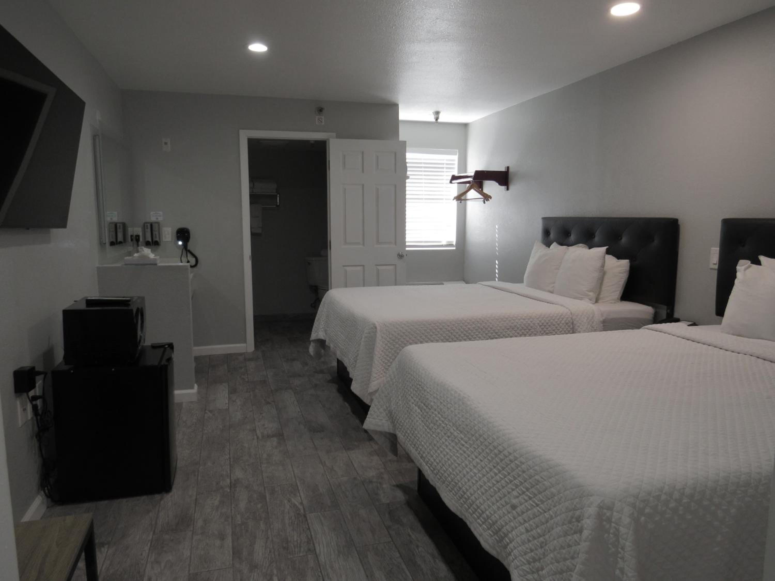 Queen Suite with Two Queen Beds and Living Room - Non Smoking - Photo 2