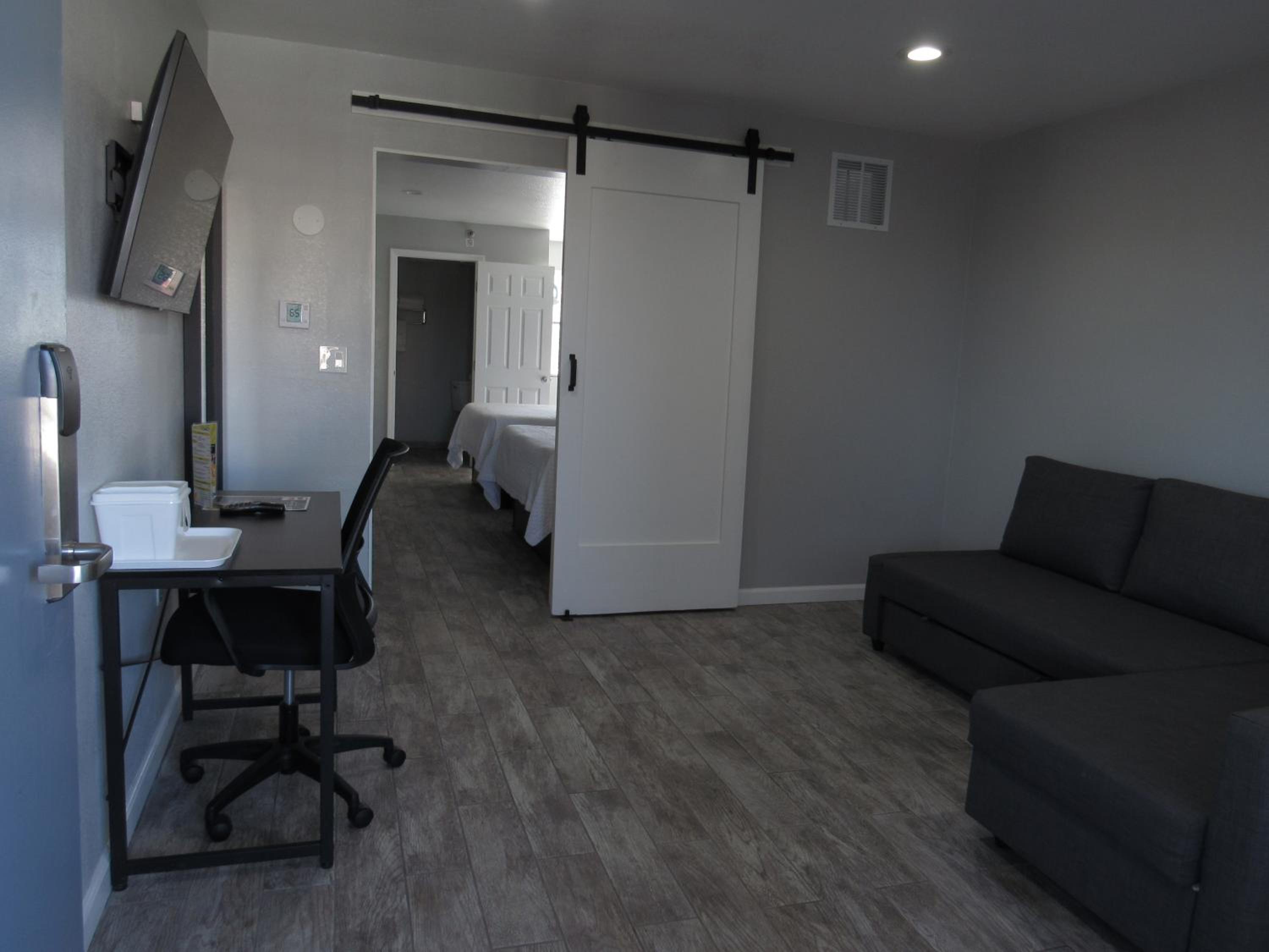 Queen Suite with Two Queen Beds and Living Room - Non Smoking - Photo 3