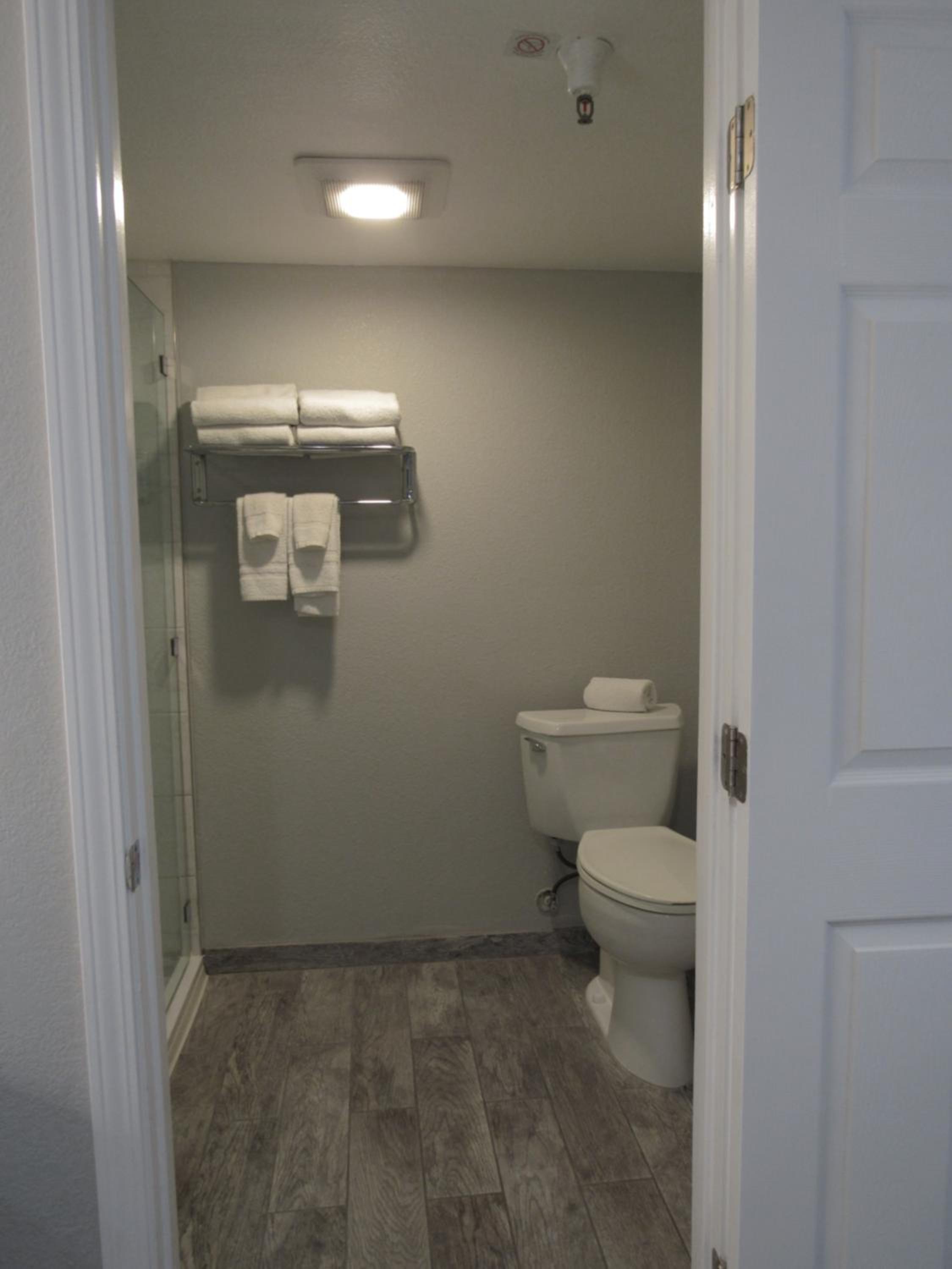 Queen Suite with Two Queen Beds and Living Room - Non Smoking - Photo 4