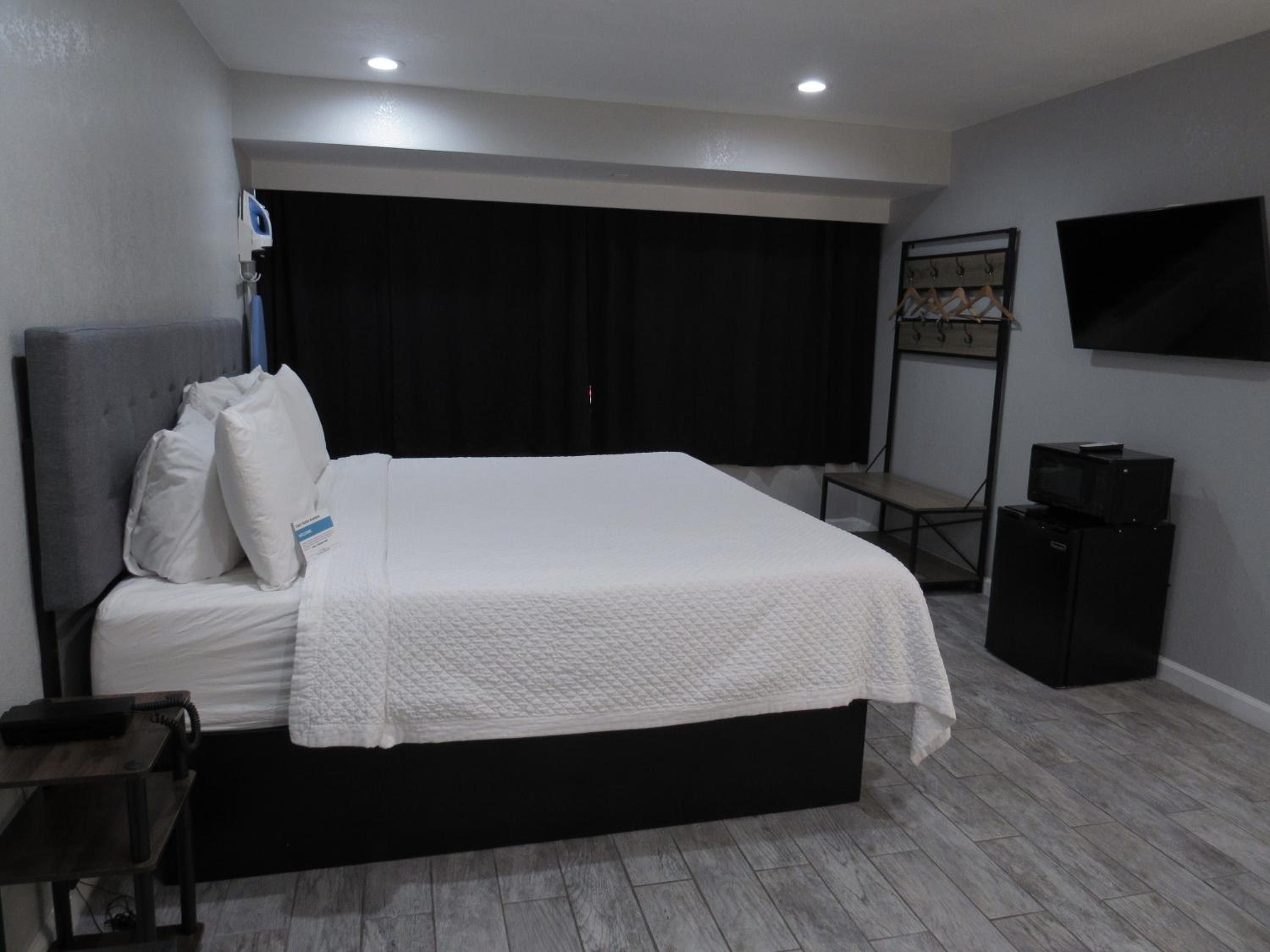 King Room - Non Smoking - Photo 1