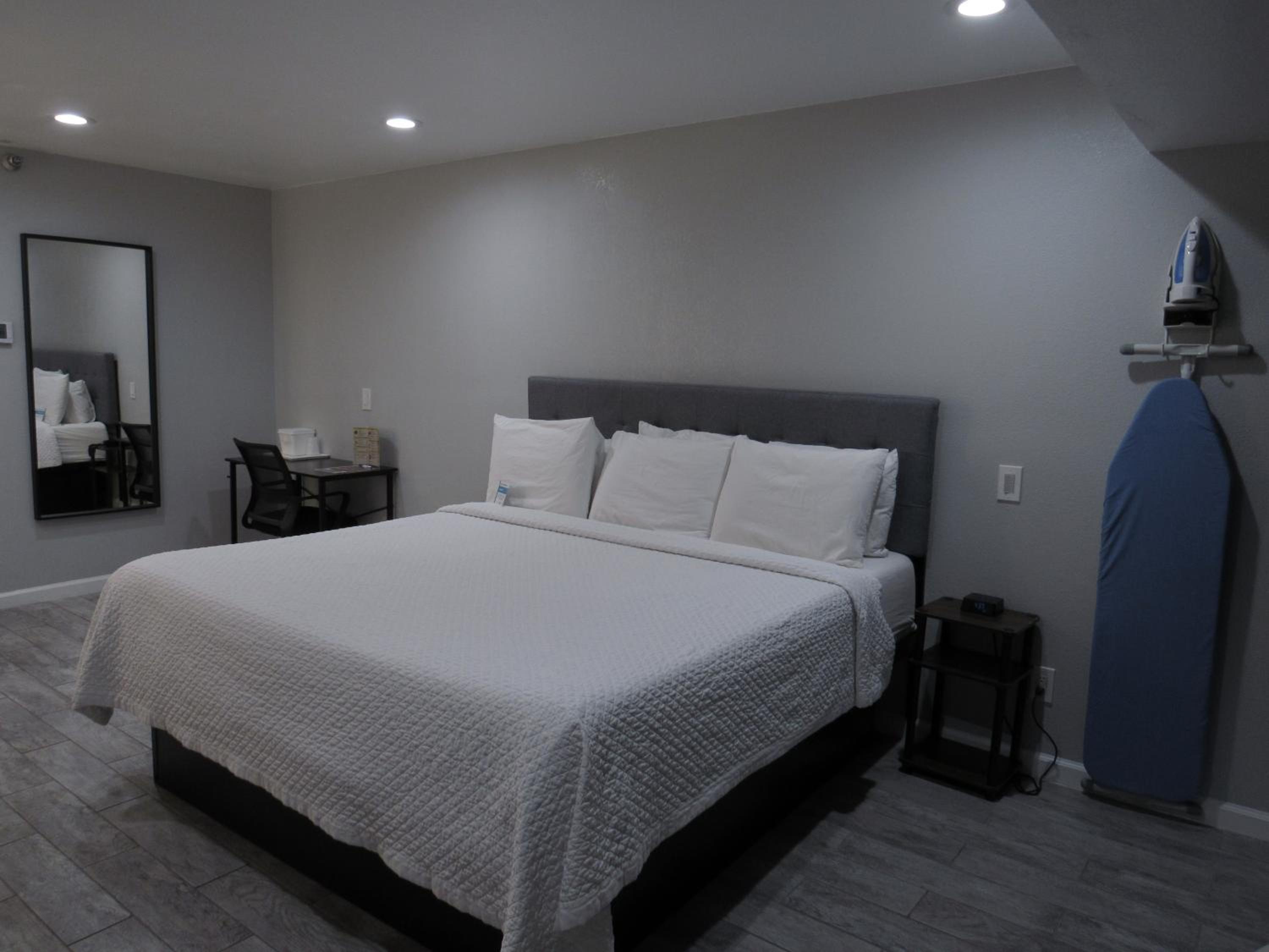 King Room - Non Smoking - Photo 2