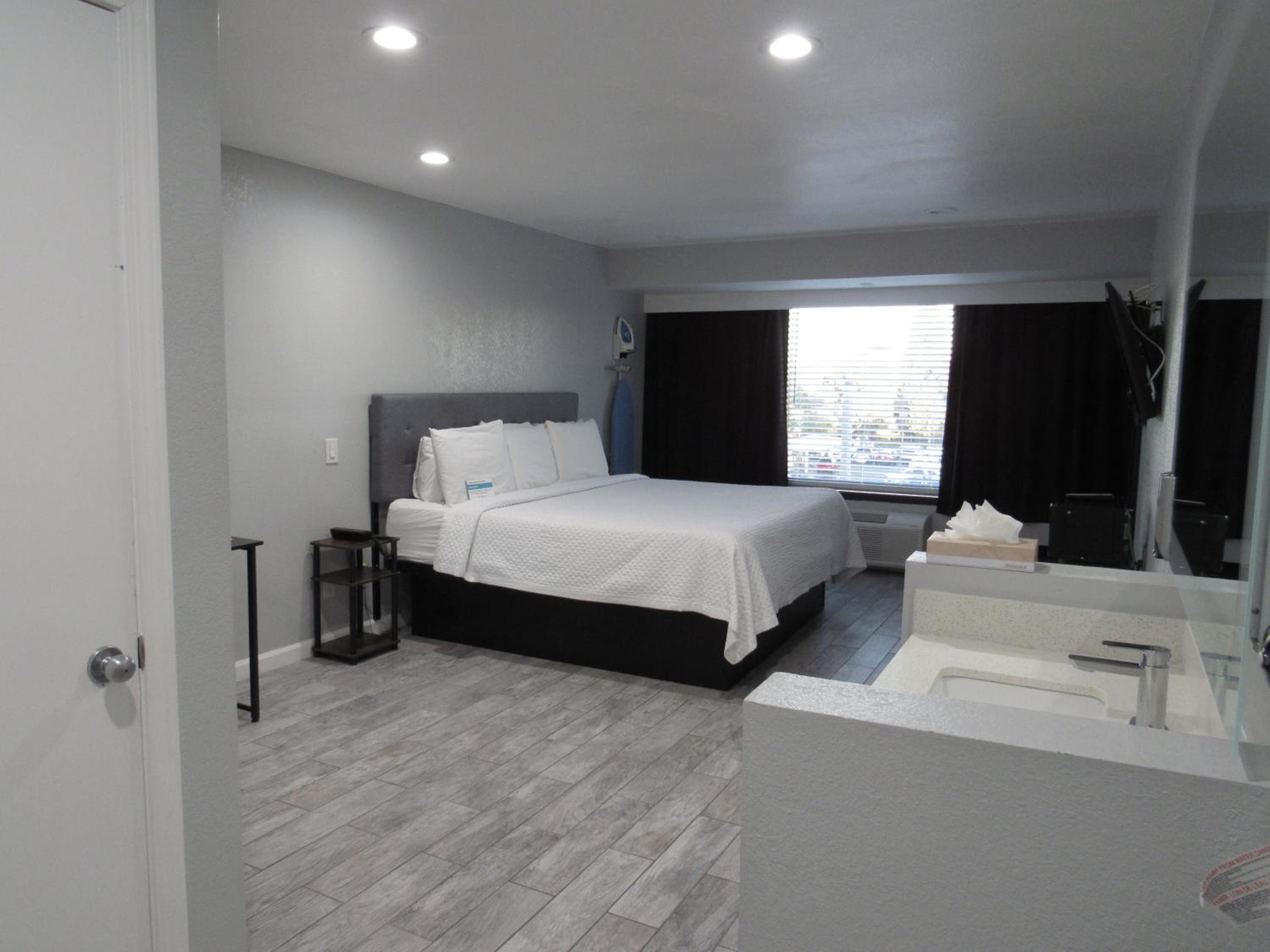 King Room - Non Smoking - Photo 4