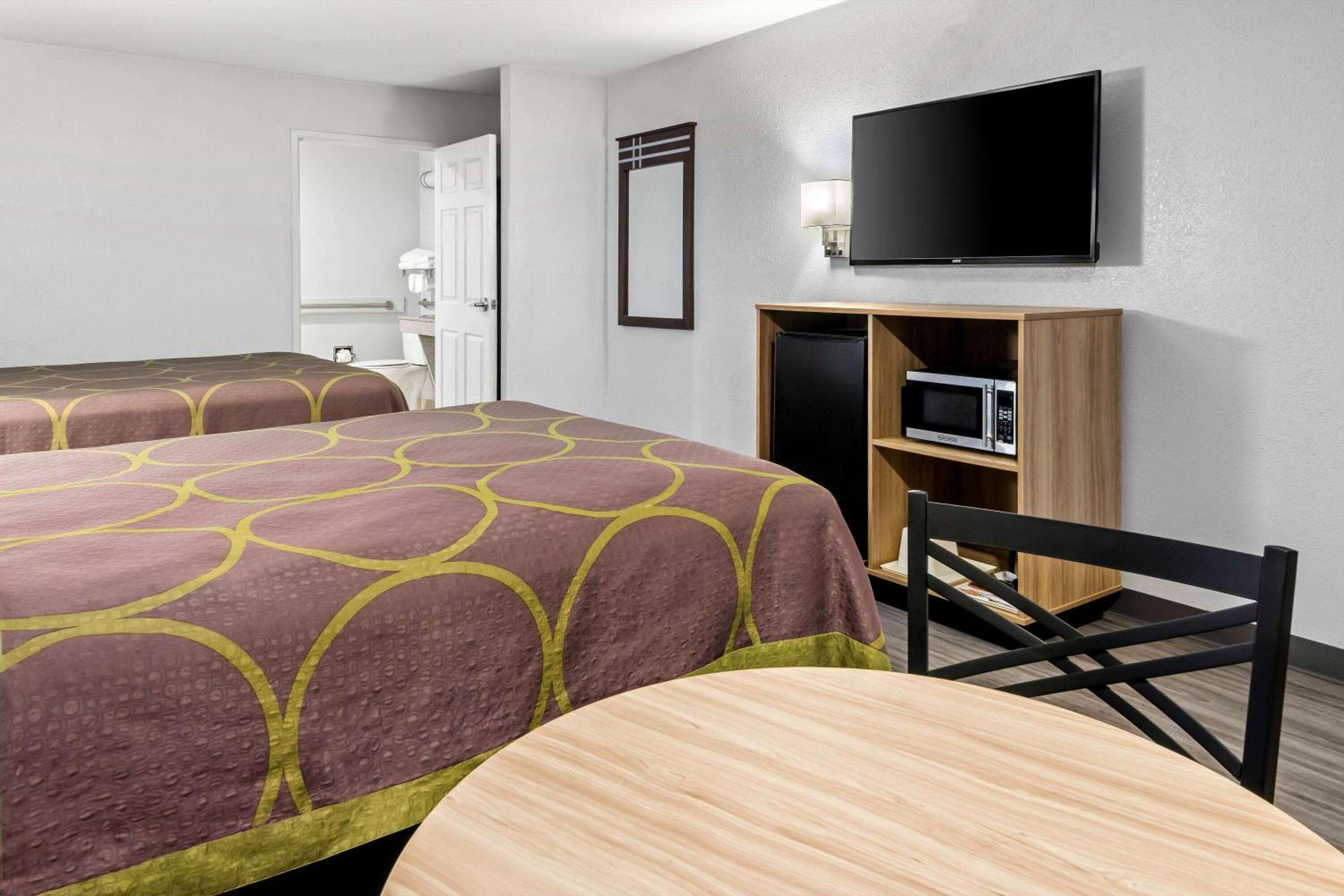 Queen Room with Two Queen Beds and Bath Tub - Mobility/Hearing Access - Non-Smoking - Photo 2