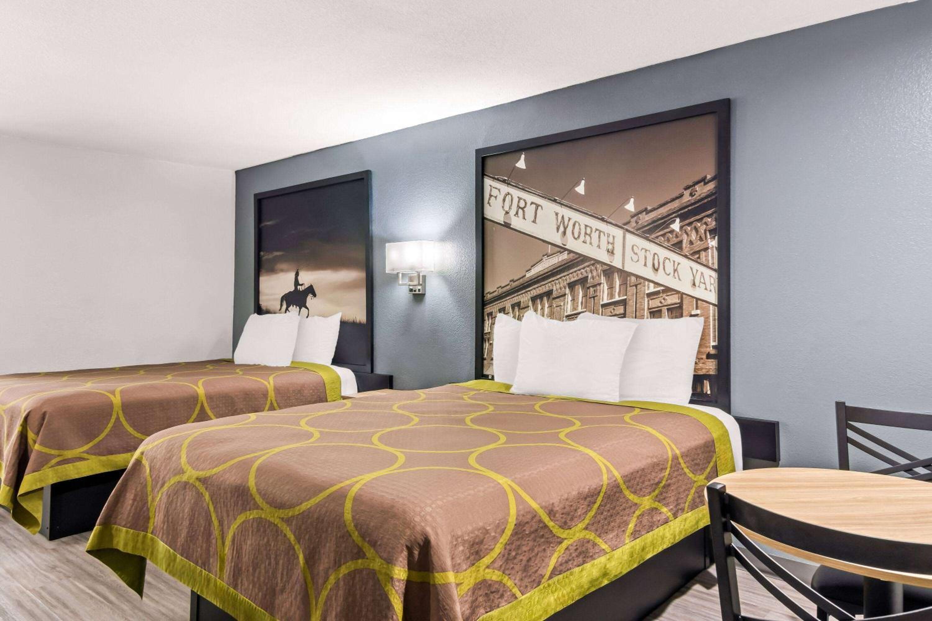 Queen Room with Two Queen Beds - Non-Smoking - Photo 4