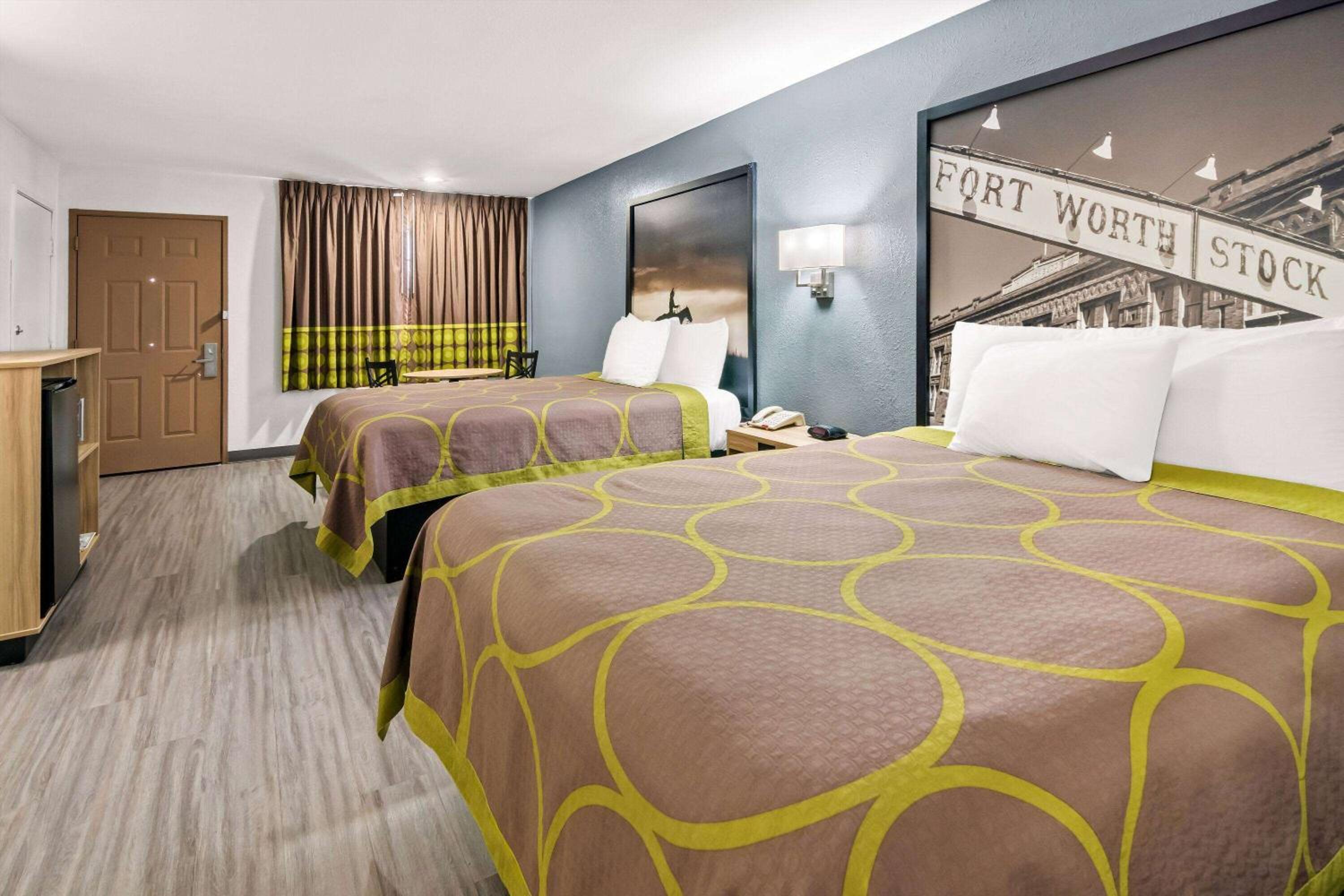 Queen Room with Two Queen Beds - Non-Smoking - Photo 3