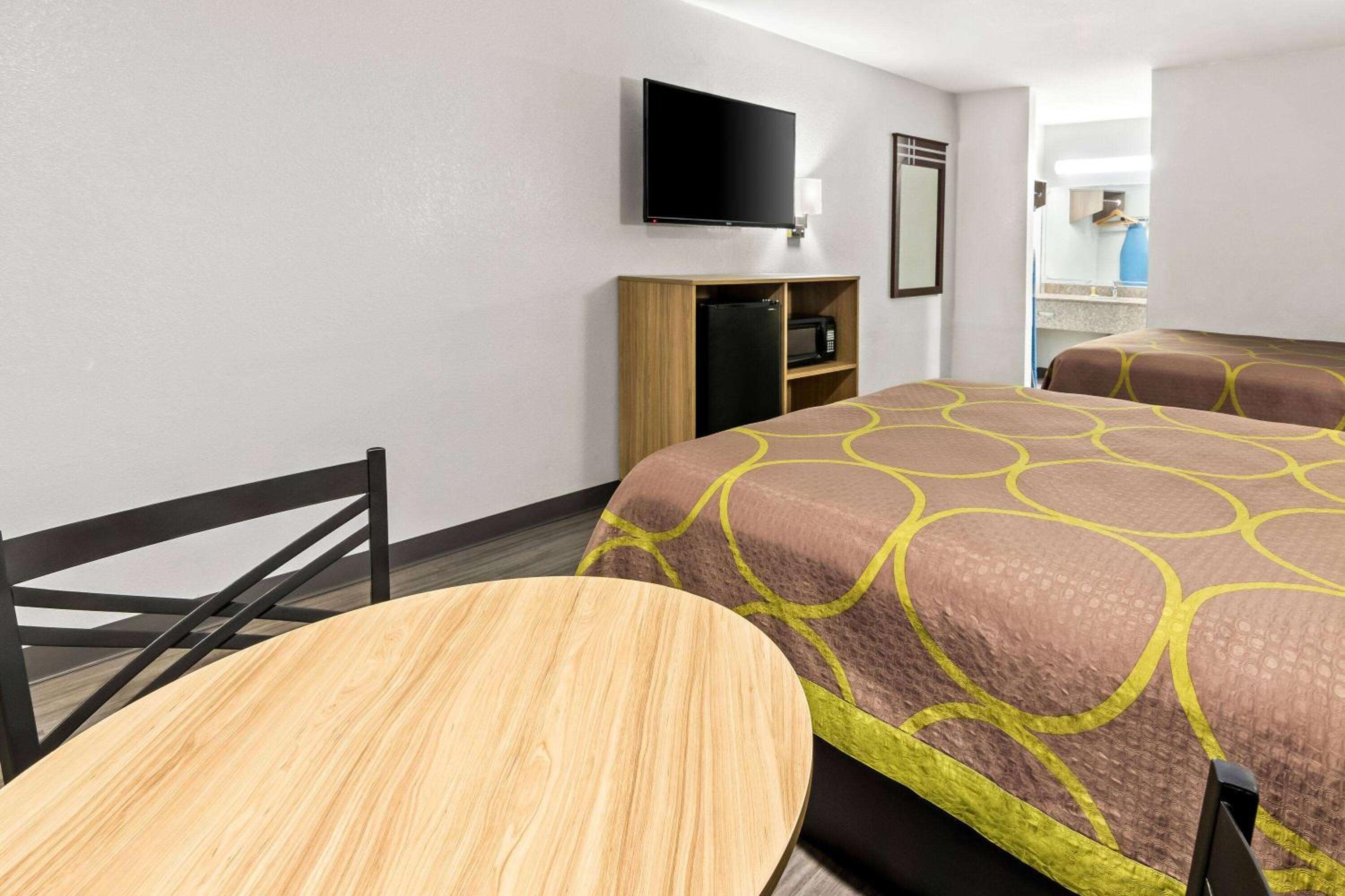 Queen Room with Two Queen Beds - Non-Smoking - Photo 6