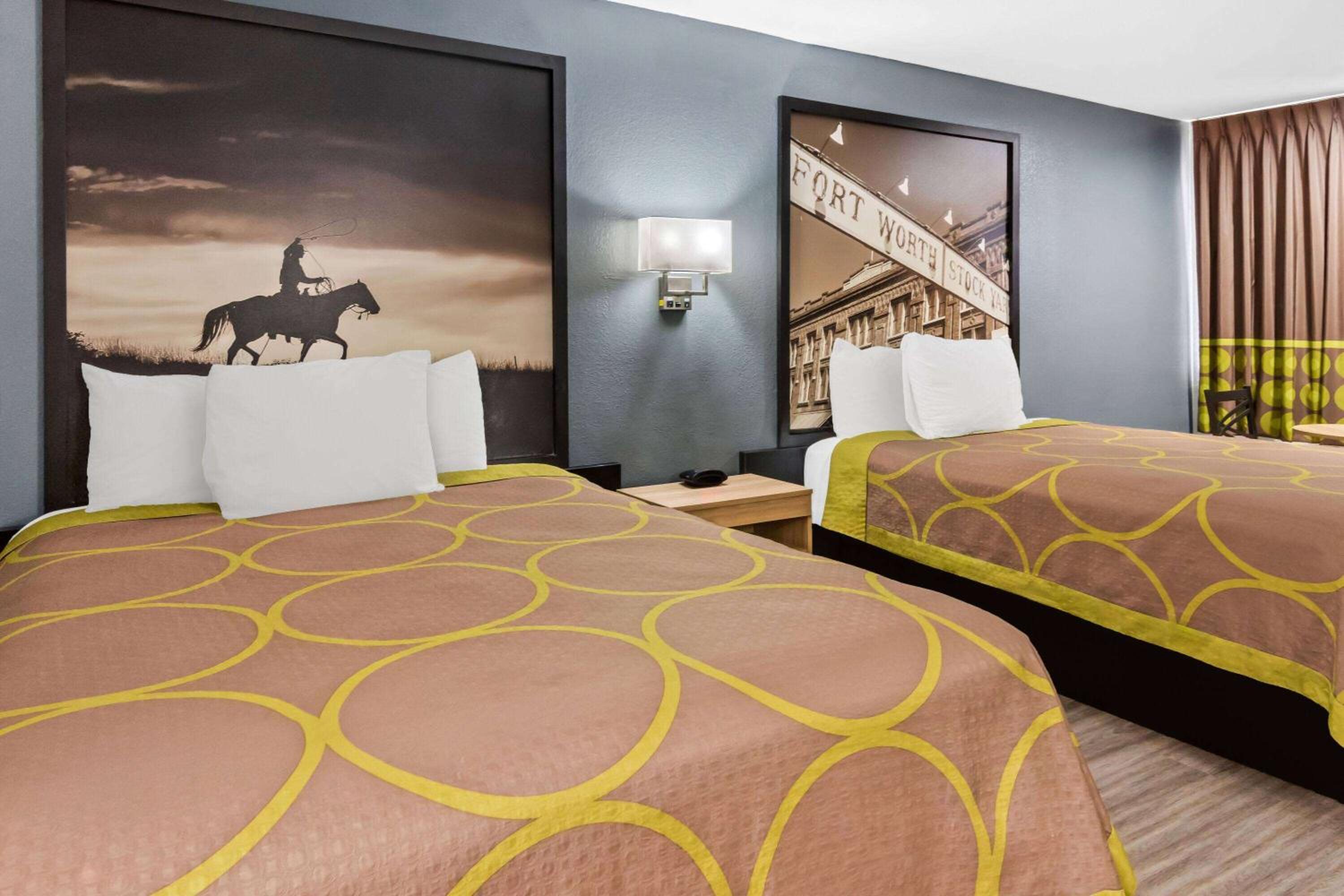 Queen Room with Two Queen Beds - Non-Smoking - Photo 5