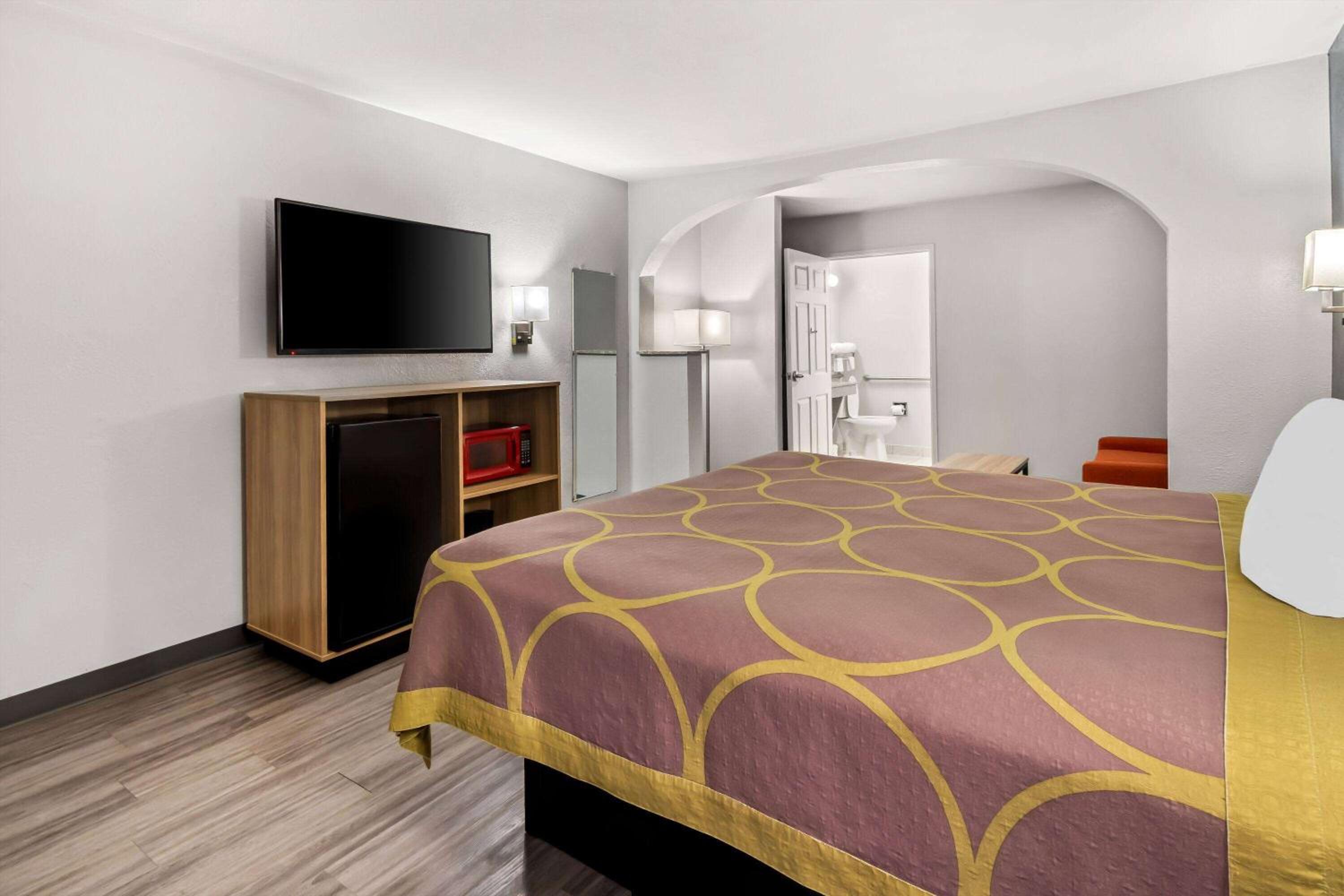 King Room with Roll-In Shower - Mobility/Hearing Accessible - Non-Smoking - Photo 2
