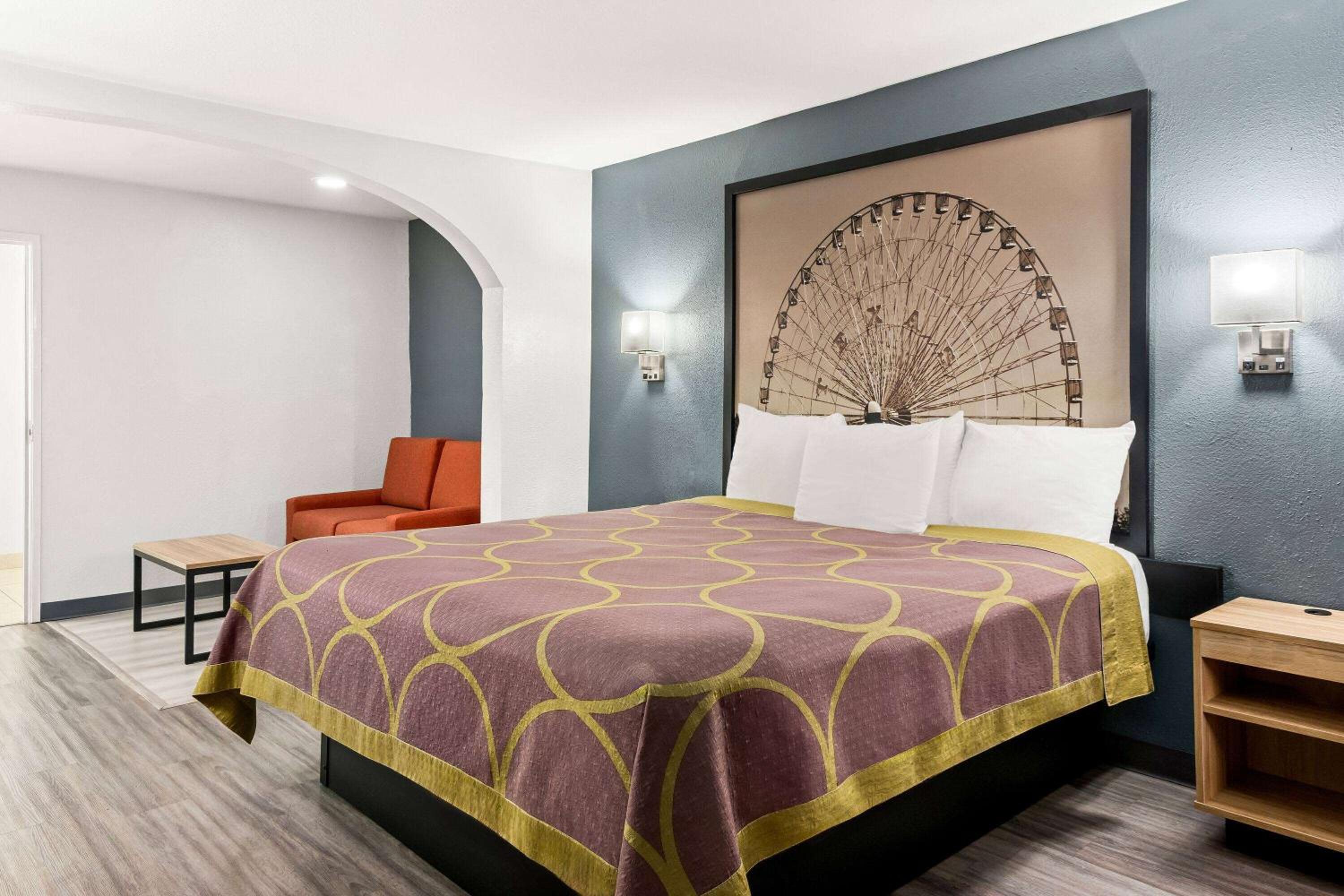 King Room with Roll-In Shower - Mobility/Hearing Accessible - Non-Smoking - Photo 3