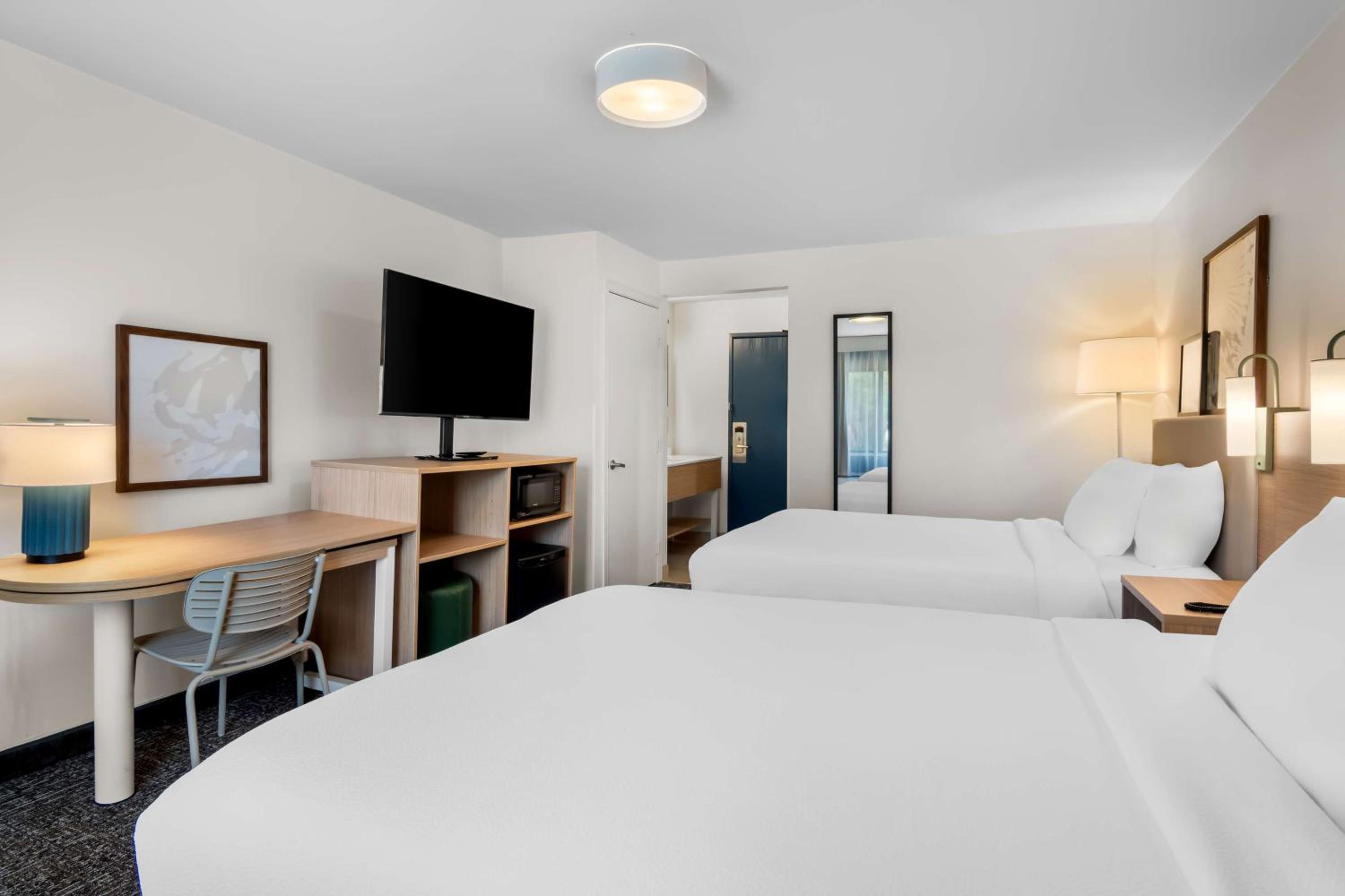 Queen Room with Two Queen Beds - Photo 2