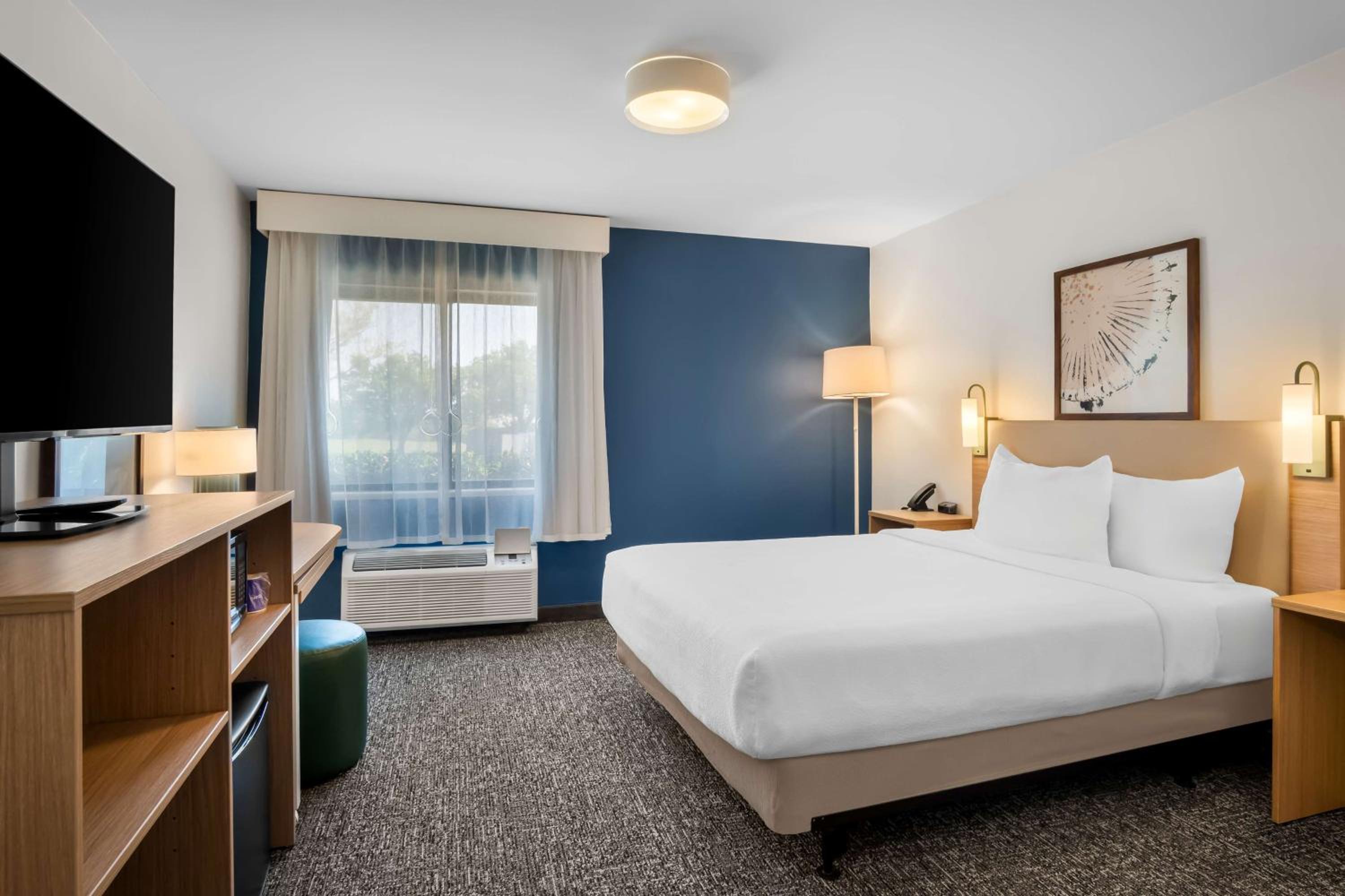 Queen Room with Accessible Tub at Spark By Hilton Grapevine DFW North in Grapevine