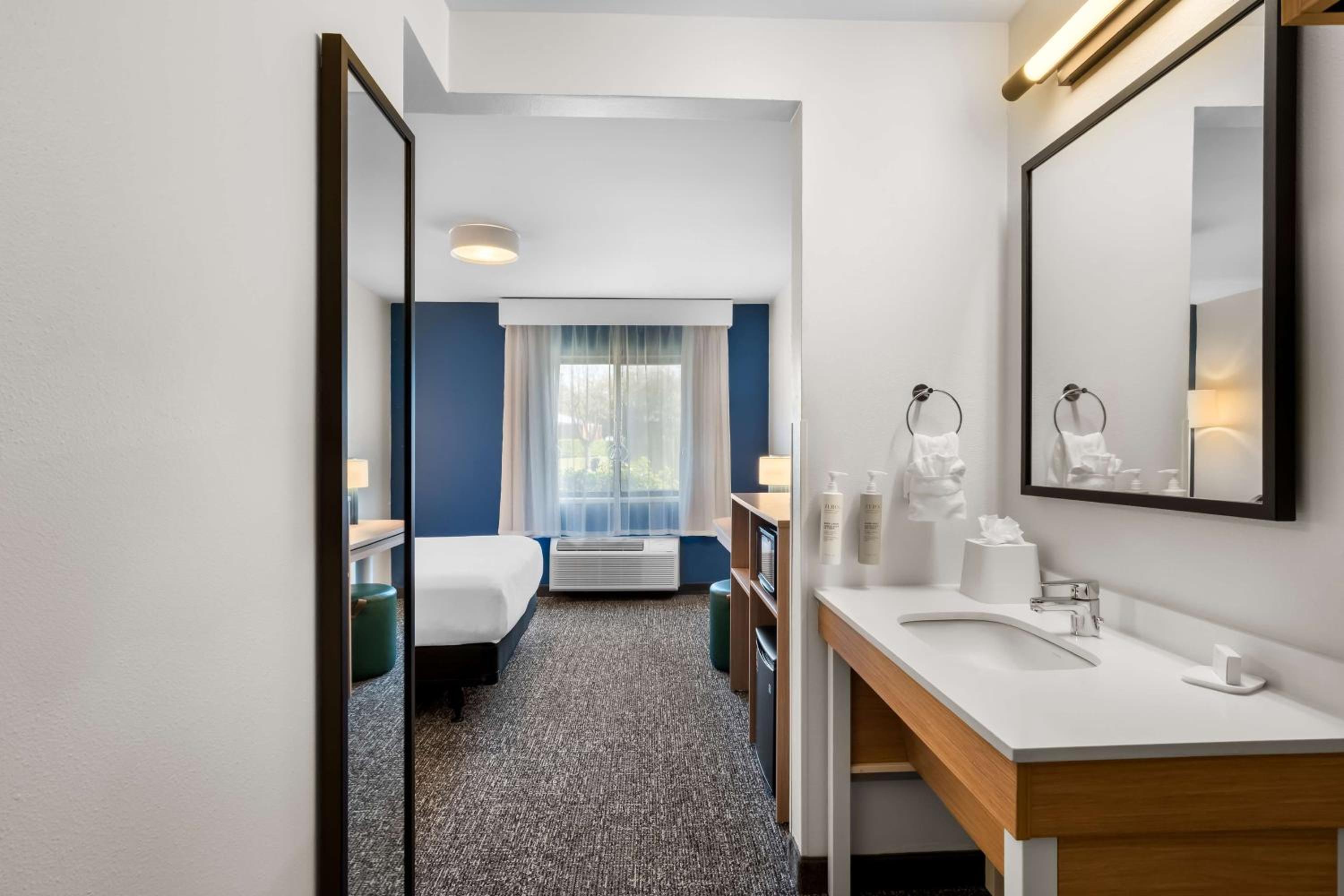 Queen Room with Roll-in Shower - Mobility Accessible at Spark By Hilton Grapevine DFW North in Grapevine