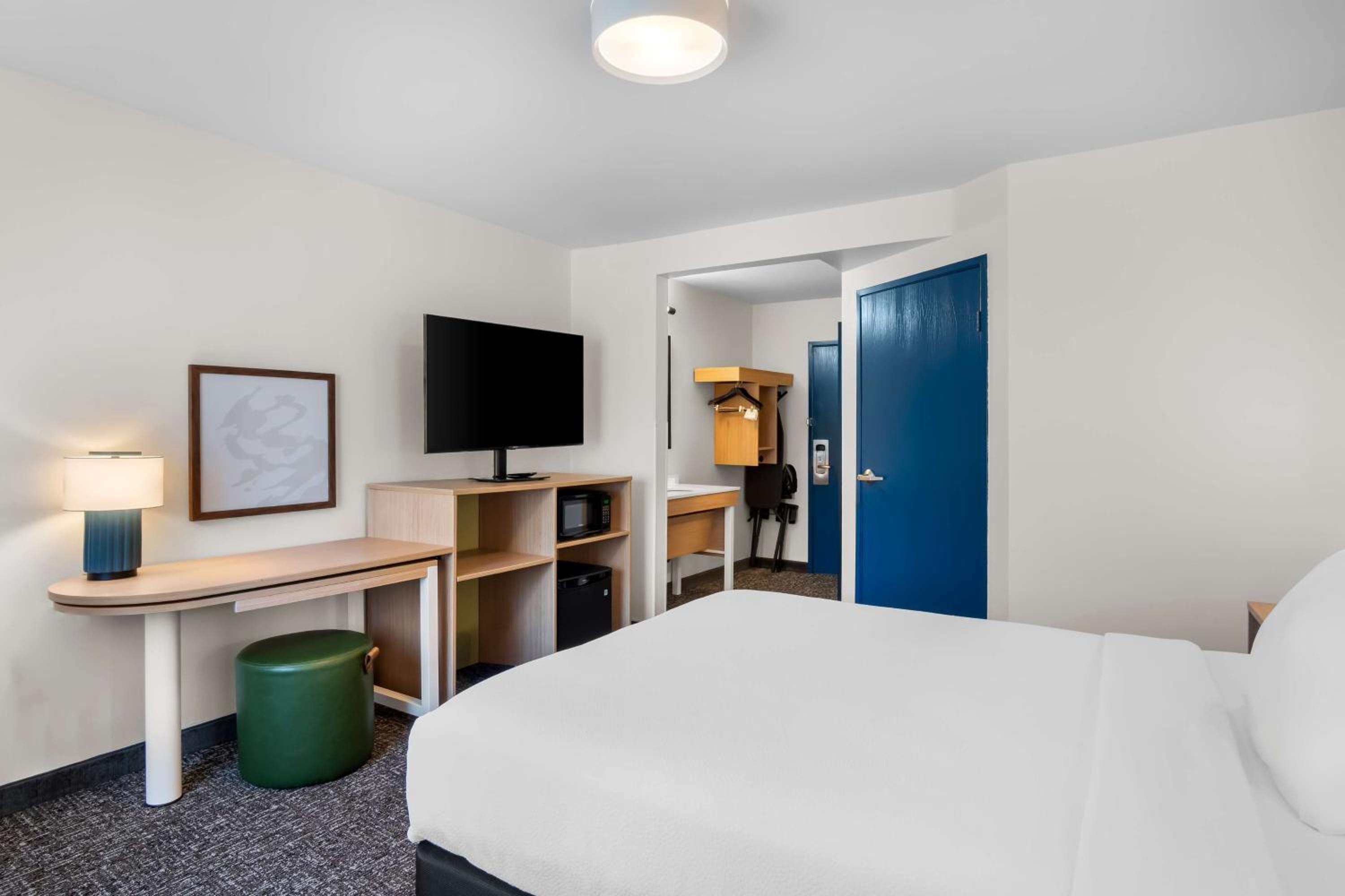 Queen Room with Roll-in Shower - Mobility Accessible - Photo 2