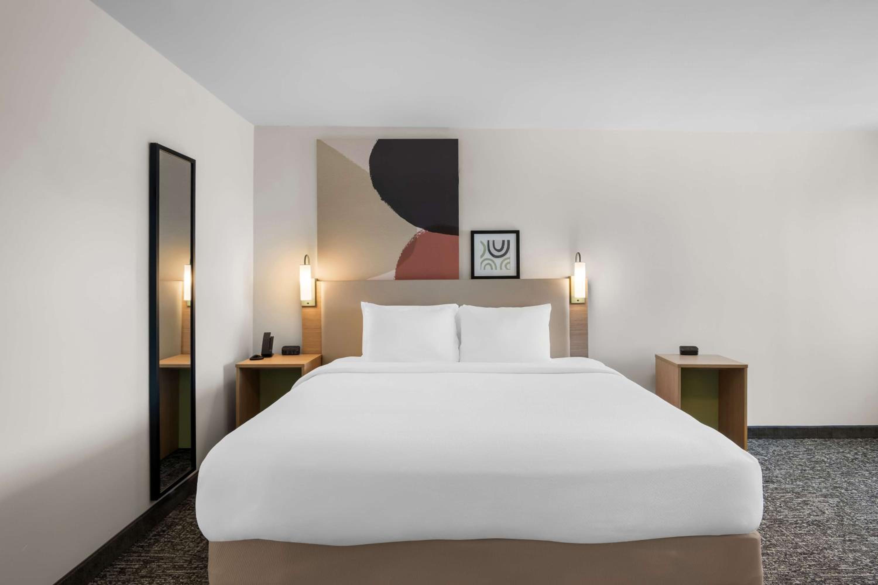 King Room with Sofa Bed - Non-Smoking - Photo 3