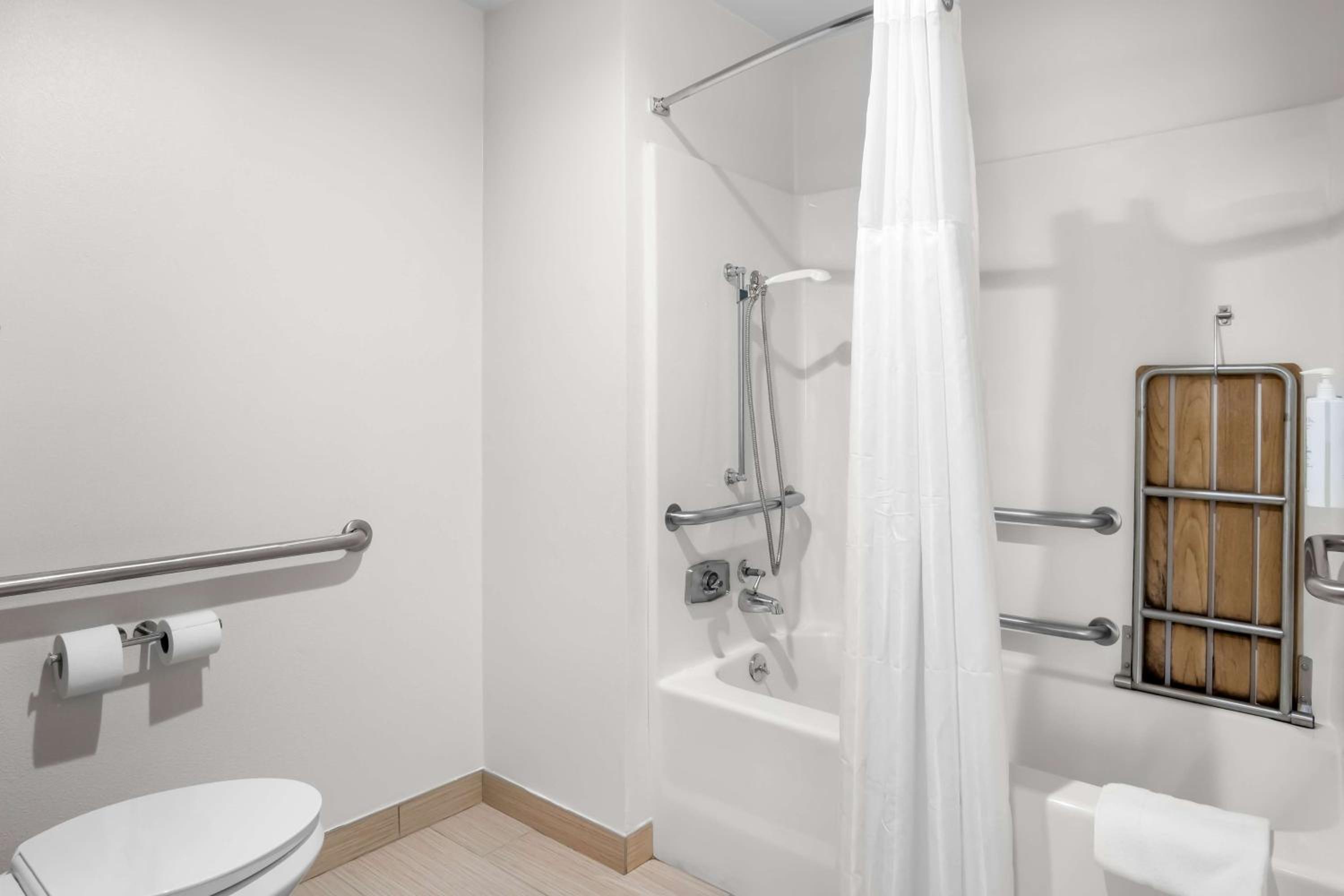 Queen Room with Accessible Tub - Photo 2