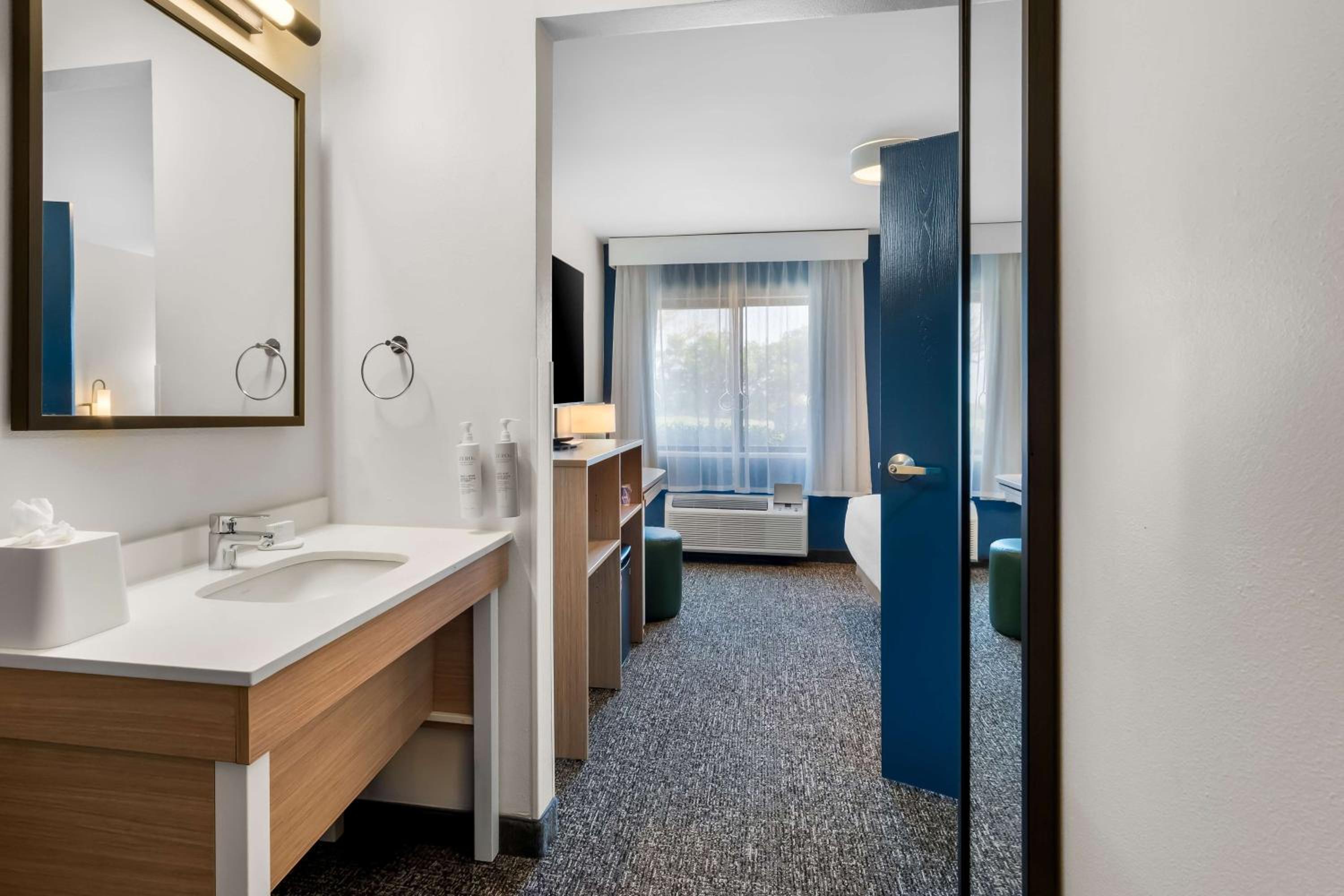 Queen Room with Accessible Tub - Photo 3